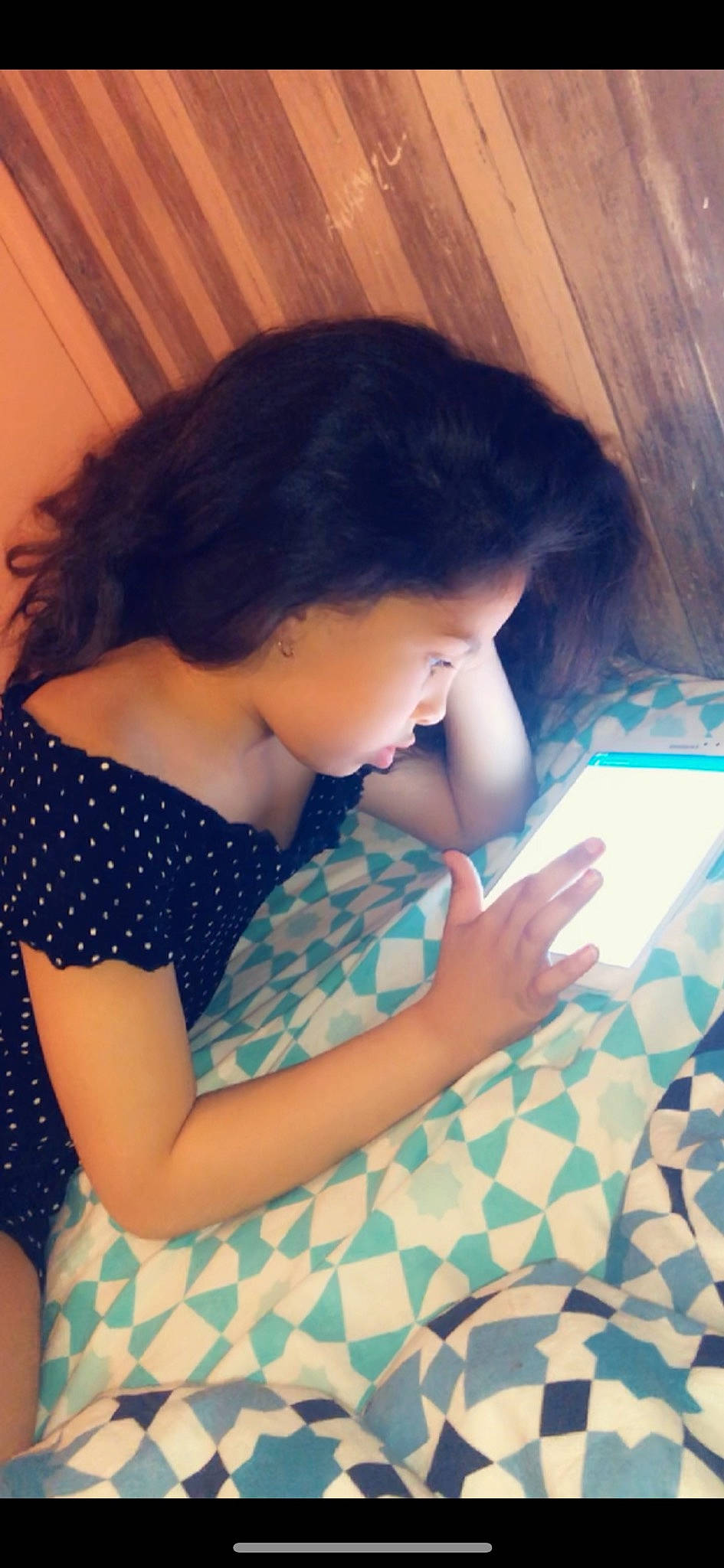 Assyl participe au concours pour gagner de l'argent avec cette photo : beauty, black_hair, cheek, child, ear, eye, face, forehead, hair, hand, long_hair, neck, nose, pattern, person, shoulder, skin, sleep, toddler