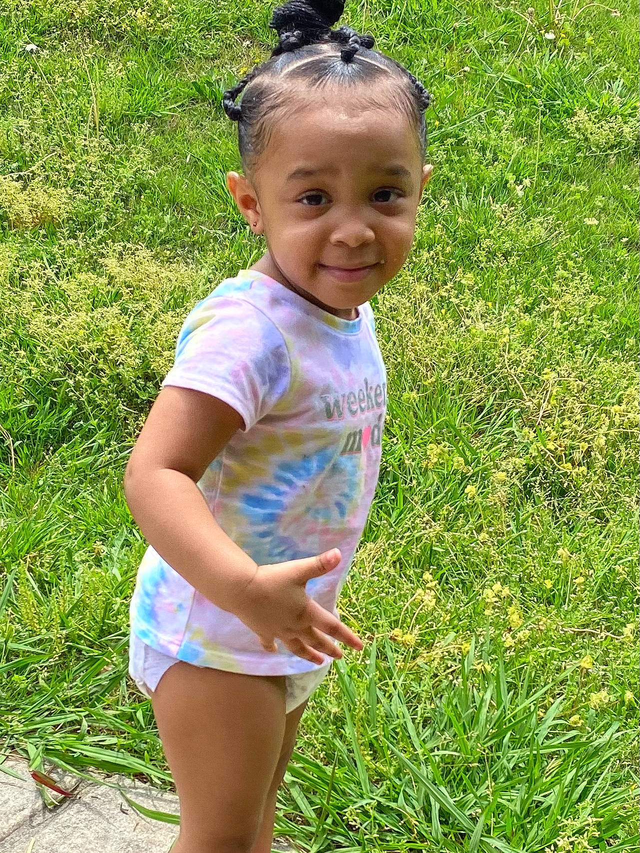 Leyana is registered to the contest to win money with this photo: baby_toddler_clothing, bird, child, eye, fun, grass, grassland, green, happy, human_leg, joy, lawn, leaf, meadow, people_in_nature, person, plant, smile, t_shirt, thigh