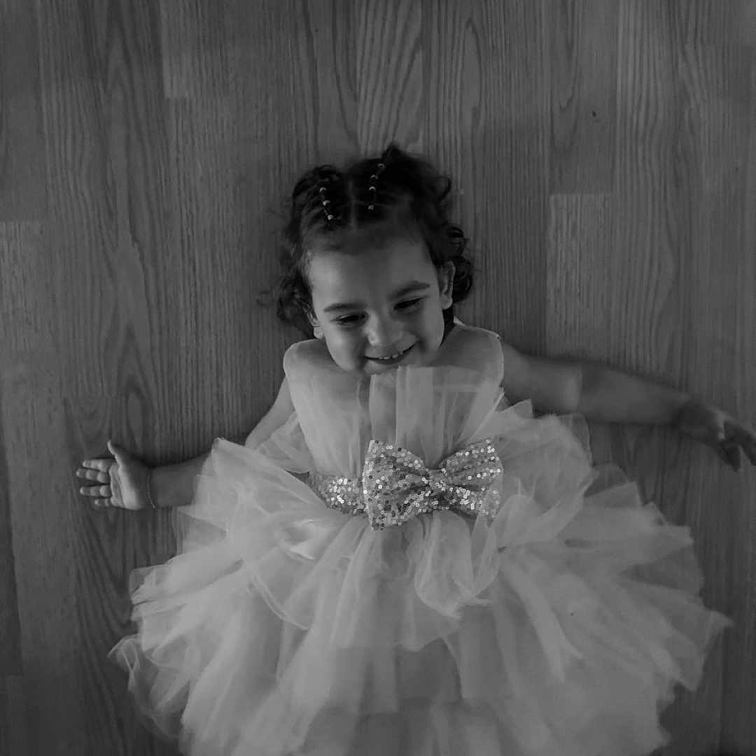 Jannah participe au concours pour gagner de l'argent avec cette photo : bodypart, child, clothing, dress, face, fashion, female, finger, footwear, formalwear, girl, gown, hand, hardwood, head, person, photography, portrait, shoe, wood