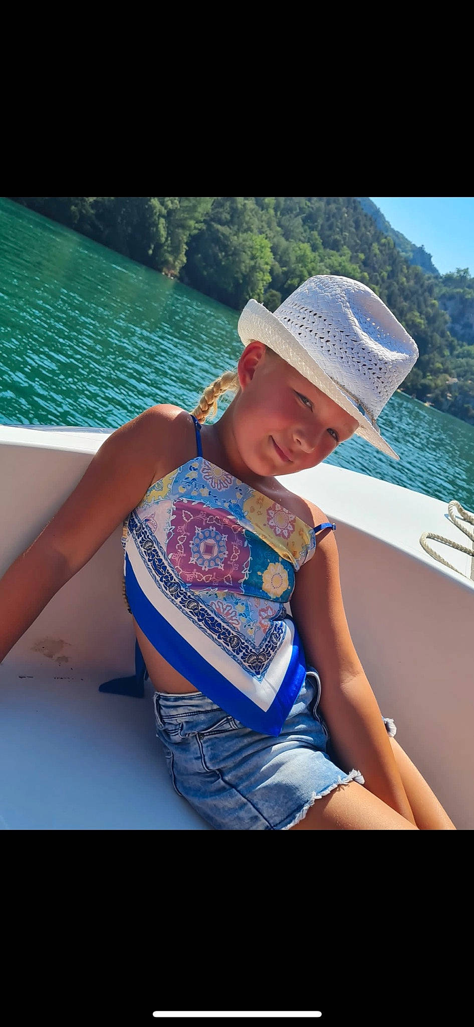 Thaïs participe au concours pour gagner de l'argent avec cette photo : azure, cap, child, cool, elbow, electric_blue, flash_photography, fun, happy, hat, headwear, human_leg, lake, leisure, person, recreation, summer, sun_hat, thigh, travel