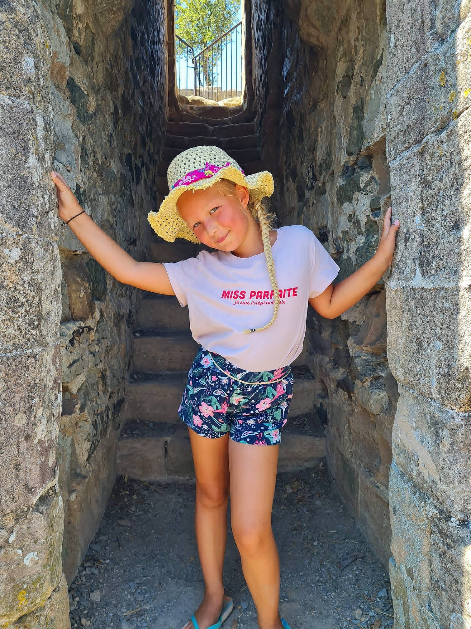 Thaïs participe au concours pour gagner de l'argent avec cette photo : azure, denim, electric_blue, eye, fashion_accessory, fun, hat, headwear, human_leg, jeans, joy, leg, leisure, magenta, person, sleeve, summer, t_shirt, thigh, travel