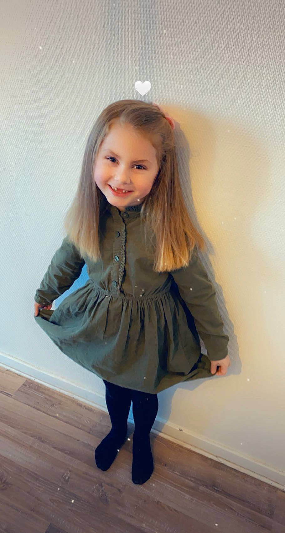 Leïla participe au concours pour gagner de l'argent avec cette photo : clothing, face, fashion_design, flash_photography, floor, flooring, happy, joint, joy, knee, neck, person, shoe, skin, sleeve, smile, standing, street_fashion, thigh, waist