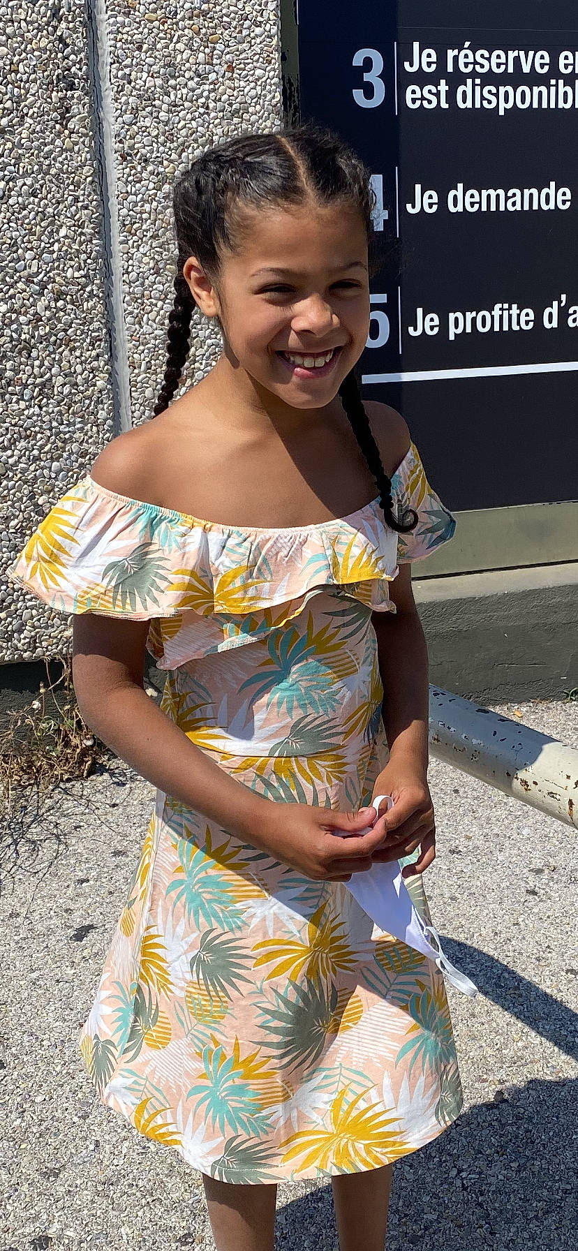 Leah participe au concours pour gagner de l'argent avec cette photo : adaptation, child, dress, hairstyle, joy, pattern, person, smile, yellow