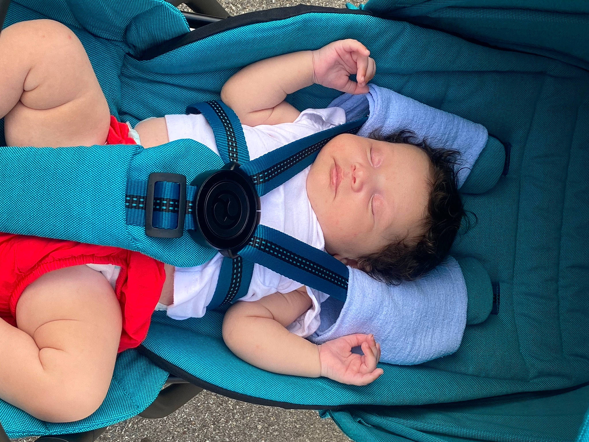 Emy participe au concours pour gagner de l'argent avec cette photo : baby, baby_products, blue, child, fun, leg, nap, person, product, sleep, toddler, turquoise, vacation