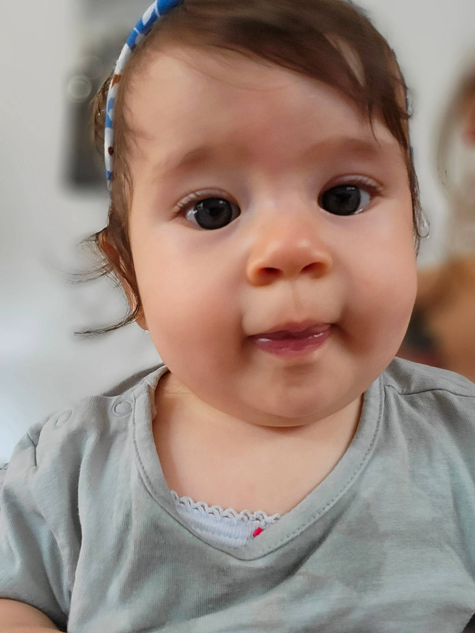 Naïa participe au concours pour gagner de l'argent avec cette photo : baby, baby_toddler_clothing, cheek, cool, ear, eye, eyebrow, eyelash, fun, happy, iris, lip, mouth, neck, nose, person, shoulder, skin, sleeve, smile