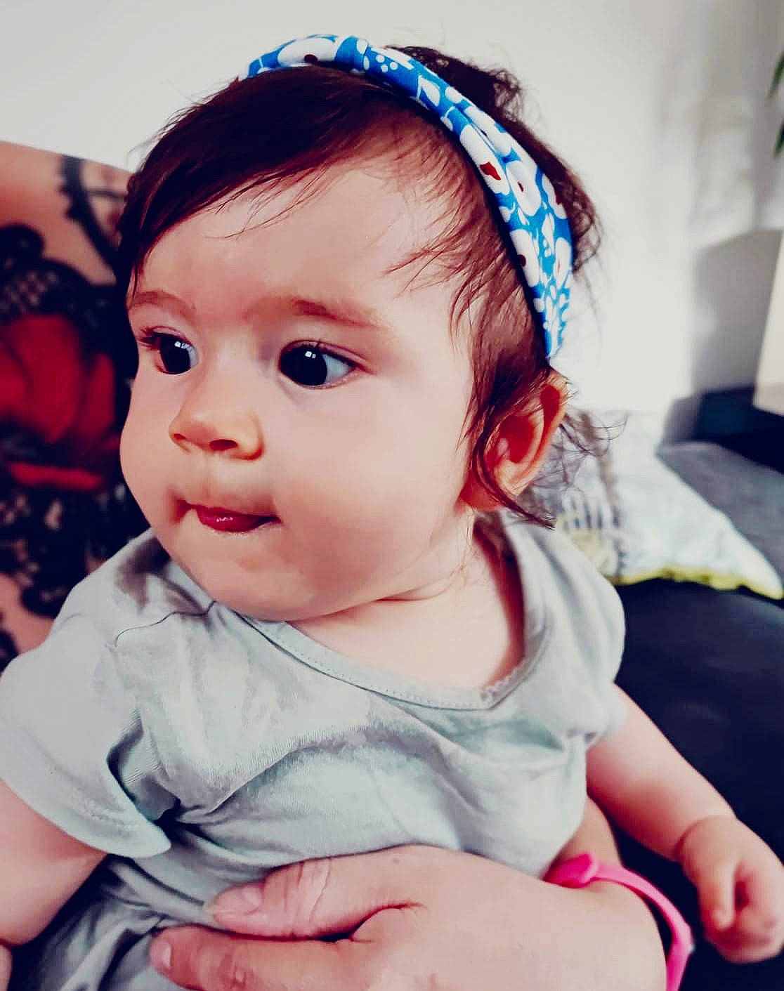 Naïa a rejoint le concours — aidez-le/la à gagner de superbes lots ! azure, baby, baby_toddler_clothing, blue, cap, cheek, chin, ear, eyelash, finger, happy, headgear, iris, lip, neck, nose, person, pink, skin, sleeve