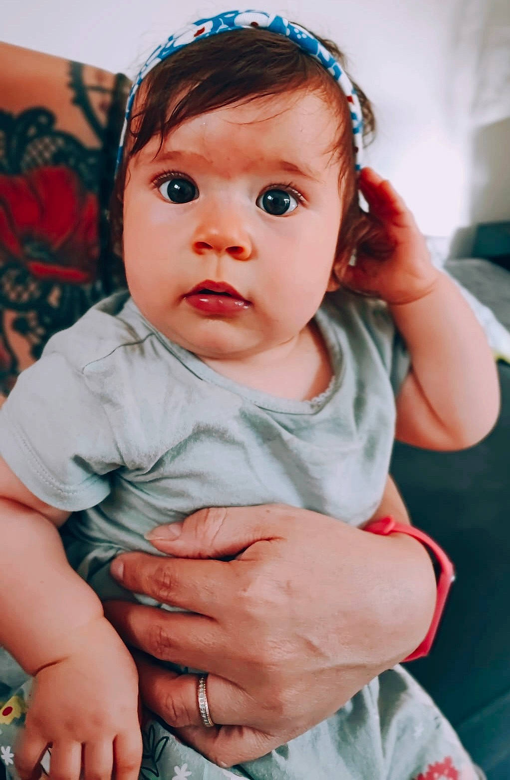 Naïa participe au concours pour gagner de l'argent avec cette photo : arm, azure, baby_toddler_clothing, blue, cheek, chin, eye, eyelash, face, facial_expression, flash_photography, hand, happy, head, iris, lip, nose, person, photograph, skin