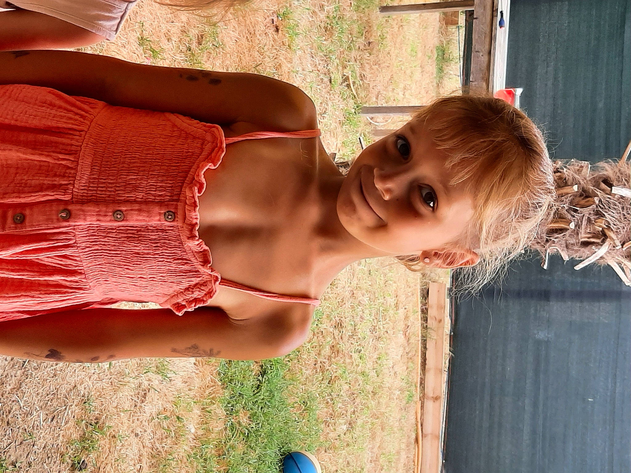 Lisa participe au concours pour gagner de l'argent avec cette photo : arm, black_hair, blue, elbow, fun, grass, hairstyle, happy, human_body, human_leg, joy, leisure, person, plant, skin, smile, tints_and_shades, trunk, waist, water