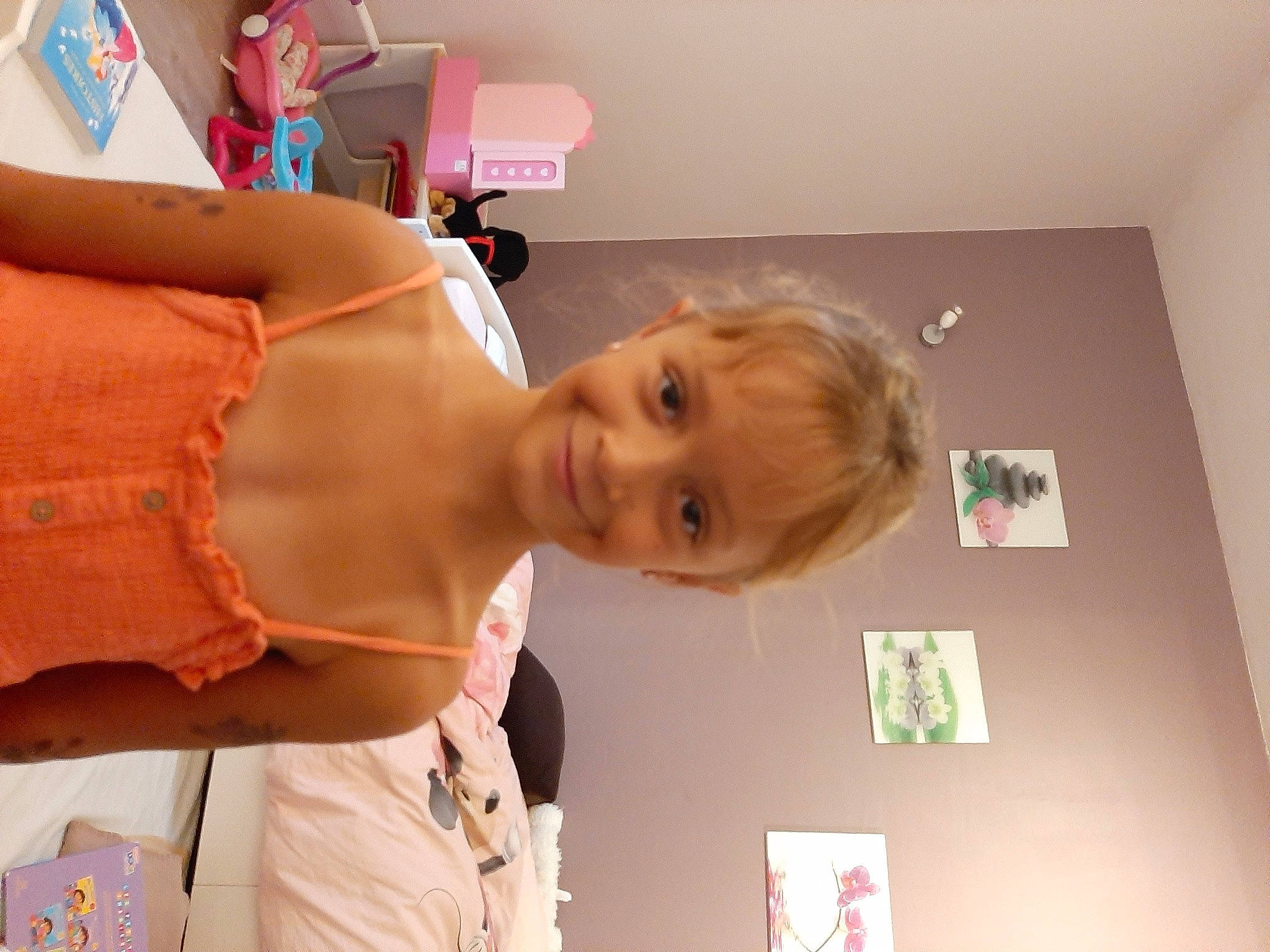 Lisa a rejoint le concours — aidez-le/la à gagner de superbes lots ! abdomen, baby, bathing, chest, child, elbow, eyelash, face, flooring, fun, happy, human_body, joy, magenta, peach, person, pink, room, smile, t_shirt