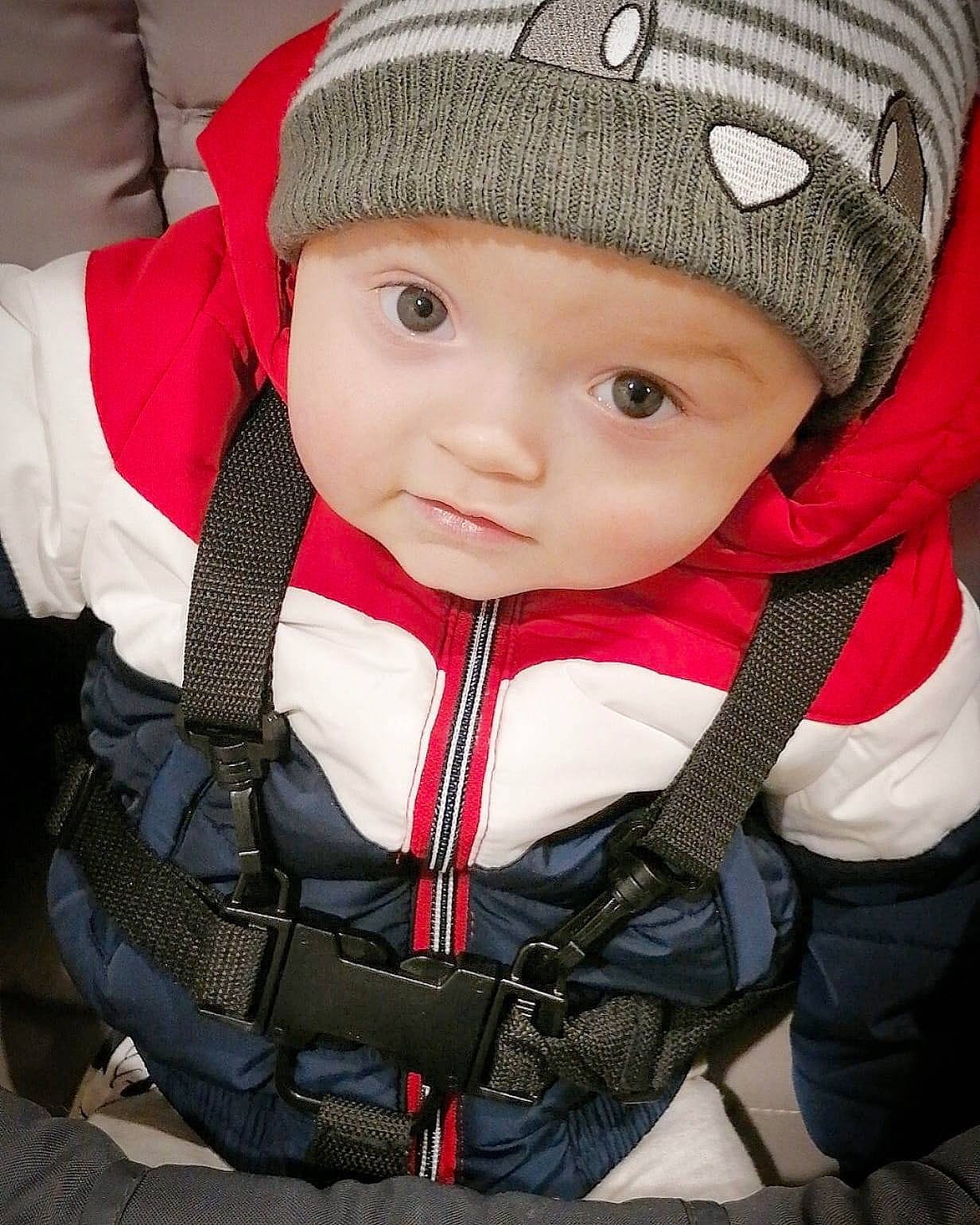 Ayron participe au concours pour gagner de l'argent avec cette photo : baby, baby_carriage, baby_products, beanie, cap, cheek, child, headgear, headwear, knit_cap, person, product, toddler