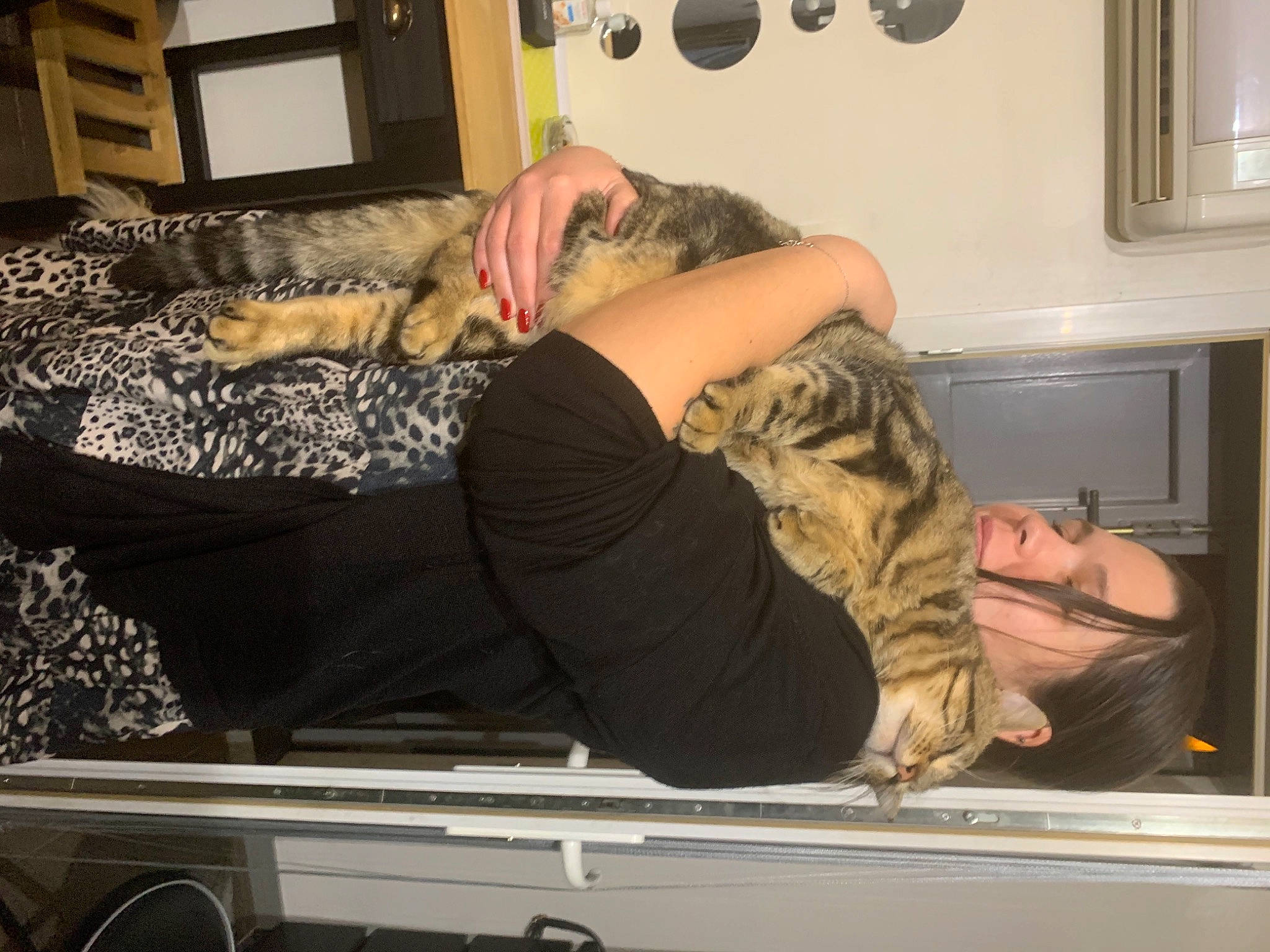 Guili a rejoint le concours — aidez-le/la à gagner de superbes lots ! camouflage, comfort, elbow, flesh, fun, fur, gesture, human_leg, joint, knee, mammal, military_camouflage, military_person, muscle, picture_frame, room, thigh, vertebrate, wrist