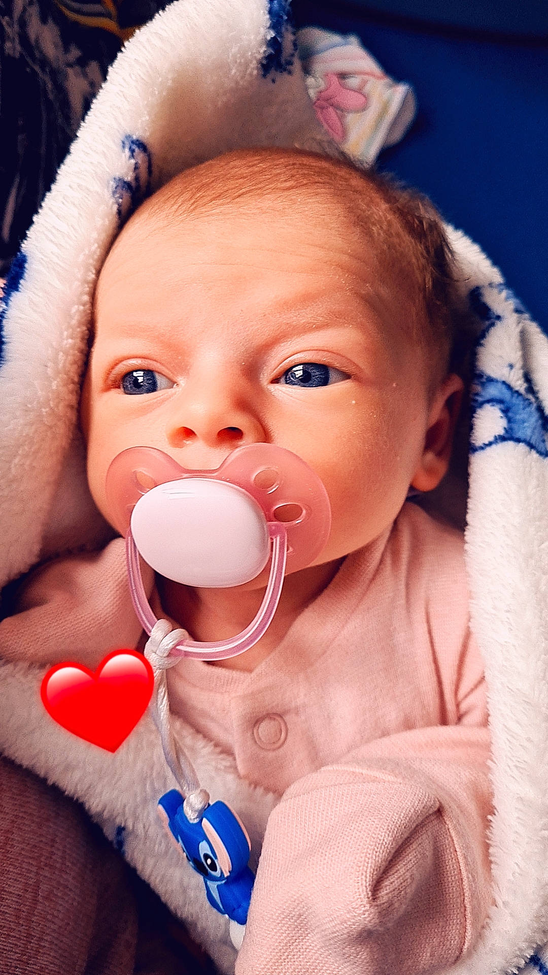 Aya a rejoint le concours — aidez-le/la à gagner de superbes lots ! arm, baby, baby_toddler_clothing, blue, cheek, chin, eyelash, gesture, hand, happy, head, human_body, iris, lip, mouth, nail, nose, person, product, skin