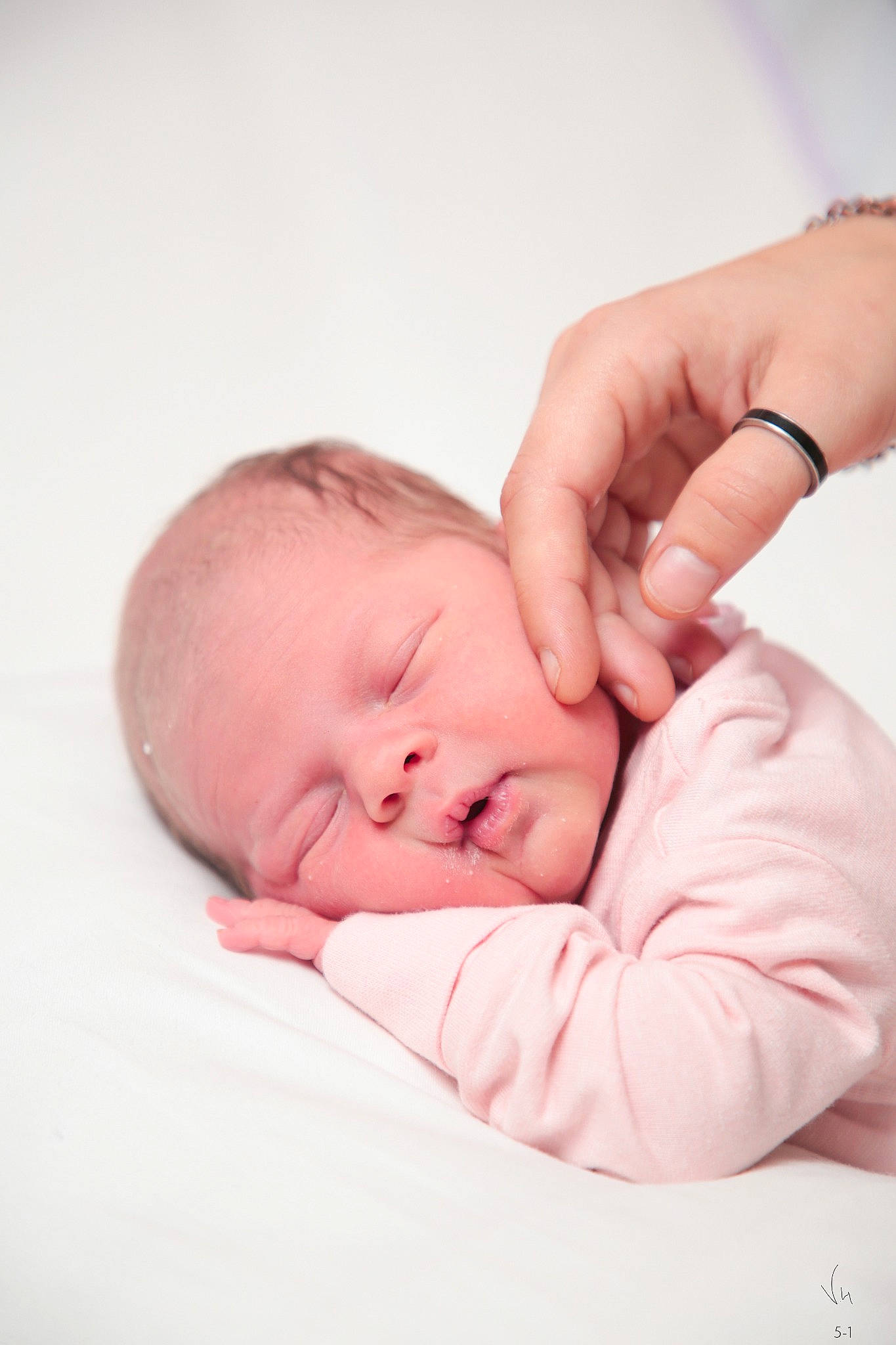 Aya a rejoint le concours — aidez-le/la à gagner de superbes lots ! baby, baby_sleeping, baby_toddler_clothing, bedtime, cheek, child, comfort, eyelash, finger, flesh, gesture, hand, happy, linens, person, portrait_photography, skin, sleep, thumb, toddler