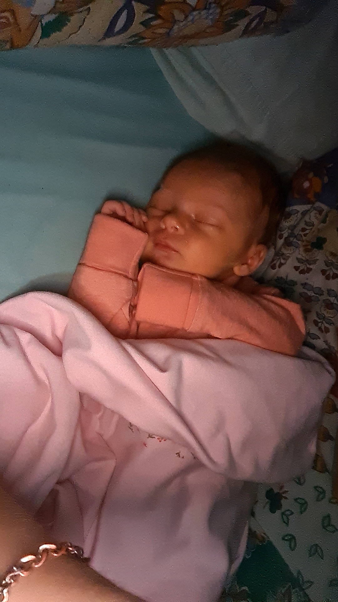 Aya participe au concours pour gagner de l'argent avec cette photo : baby, baby_sleeping, bed, bed_sheet, bedding, bedtime, cheek, child, comfort, event, flesh, linens, lip, mouth, nap, nose, person, pink, room, skin