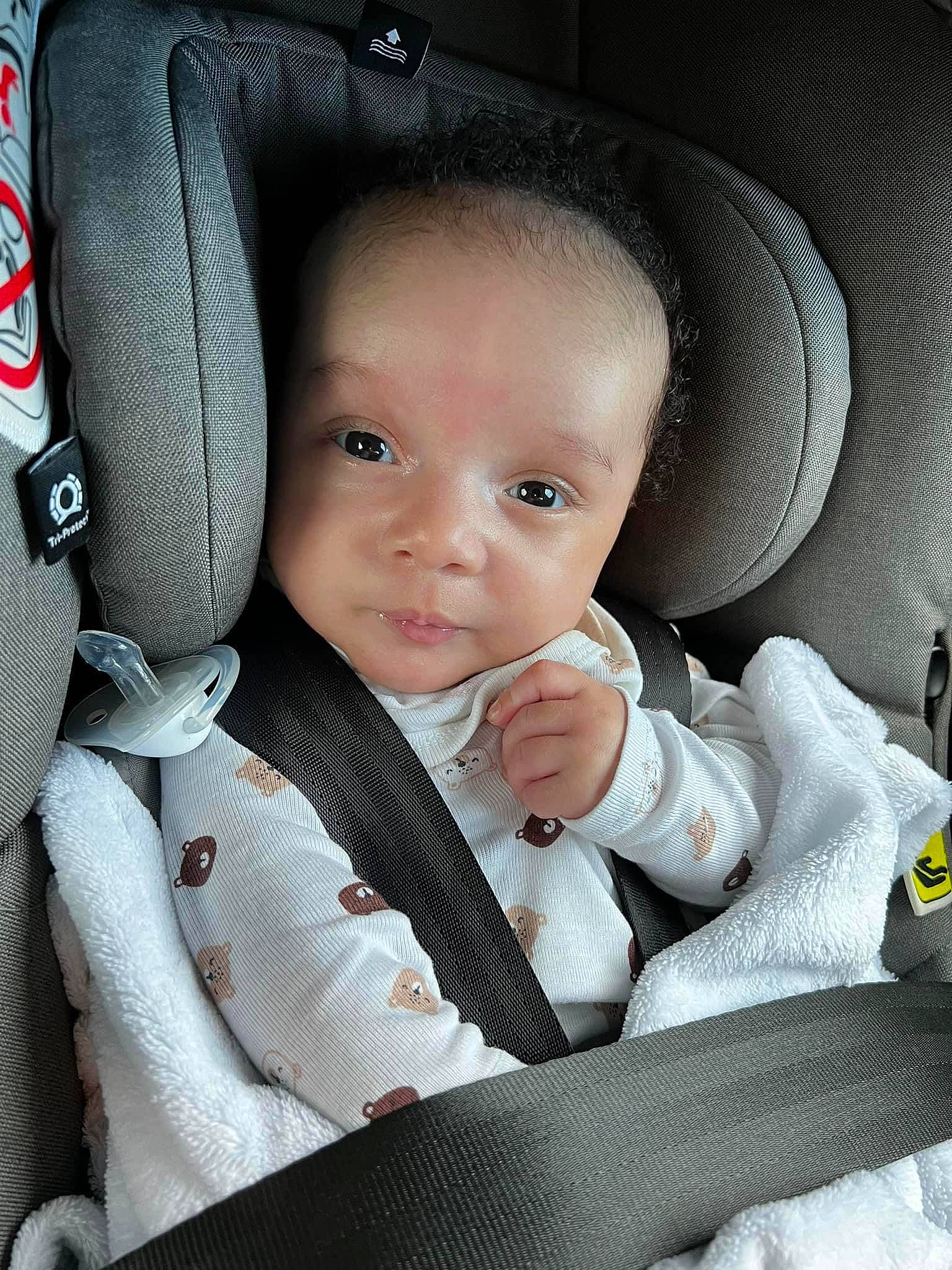 Lamine a rejoint le concours — aidez-le/la à gagner de superbes lots ! auto_part, baby, baby_carriage, baby_in_car_seat, baby_products, baby_safety, baby_toddler_clothing, car_seat, car_seat_cover, cheek, child, comfort, family_car, gesture, head_restraint, person, product, seat_belt, thumb, toddler