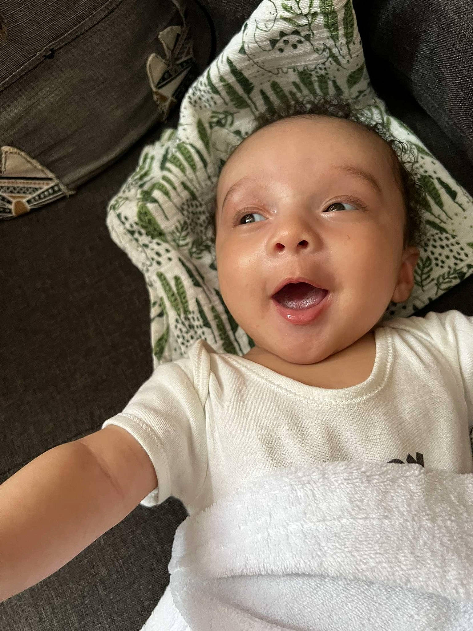 Lamine participe au concours pour gagner de l'argent avec cette photo : arm, baby, baby_toddler_clothing, cheek, chin, eye, eyebrow, gesture, happy, head, headwear, iris, lip, mouth, neck, nose, person, skin, sleeve, smile