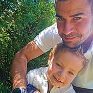 Mathéo a rejoint le concours — aidez-le/la à gagner de superbes lots ! child, man, smile, outdoor, greenery, sunlight, shadow, happy, portrait, nature, casual_clothing, watch, daylight, closeup, family, affection, people, human, together, friendly