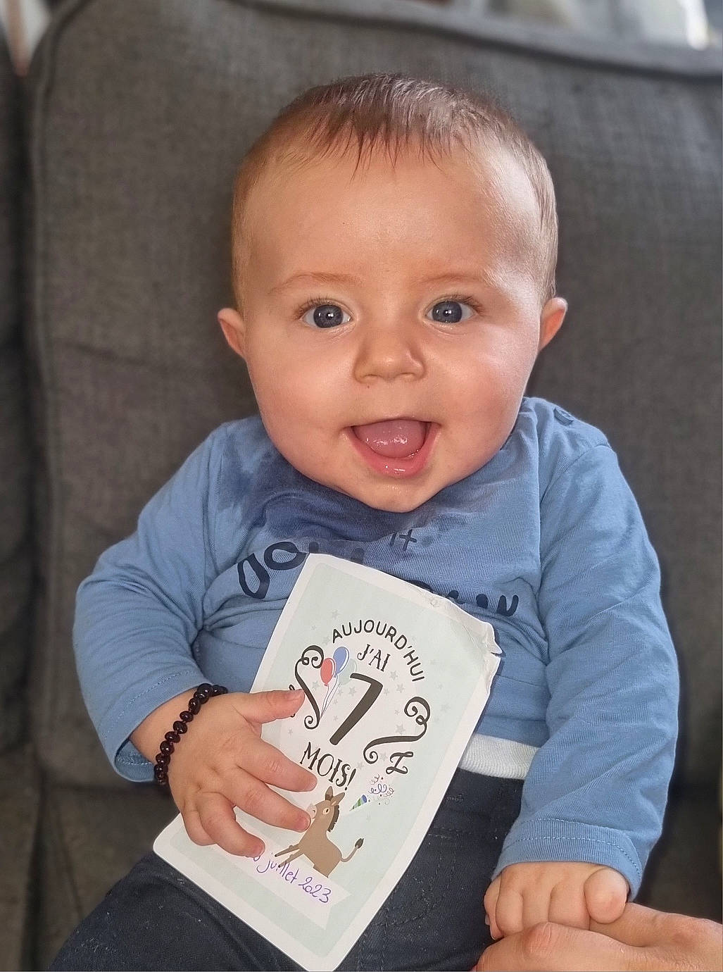 Mathéo a rejoint le concours — aidez-le/la à gagner de superbes lots ! baby_toddler_clothing, cheek, chin, comfort, eye, facial_expression, finger, gesture, hand, happy, head, iris, mammal, person, product, skin, sleeve, smile, t_shirt, textile