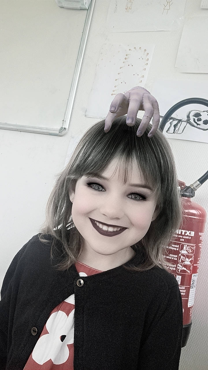 Elena participe au concours pour gagner de l'argent avec cette photo : audio_equipment, bangs, black_hair, blond, cool, ear, eyebrow, eyelash, eyewear, face, flash_photography, gesture, happy, joy, layered_hair, lip, long_hair, person, skin, smile