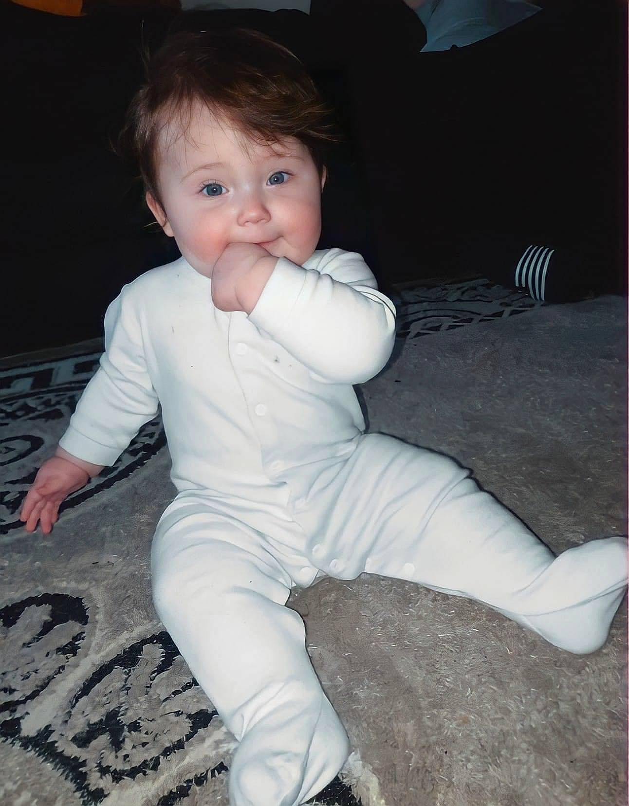 Mïa participe au concours pour gagner de l'argent avec cette photo : baby, baby_toddler_clothing, cheek, child, comfort, cool, finger, flash_photography, flooring, foot, fun, happy, iris, person, sitting, sleeve, thumb, toddler
