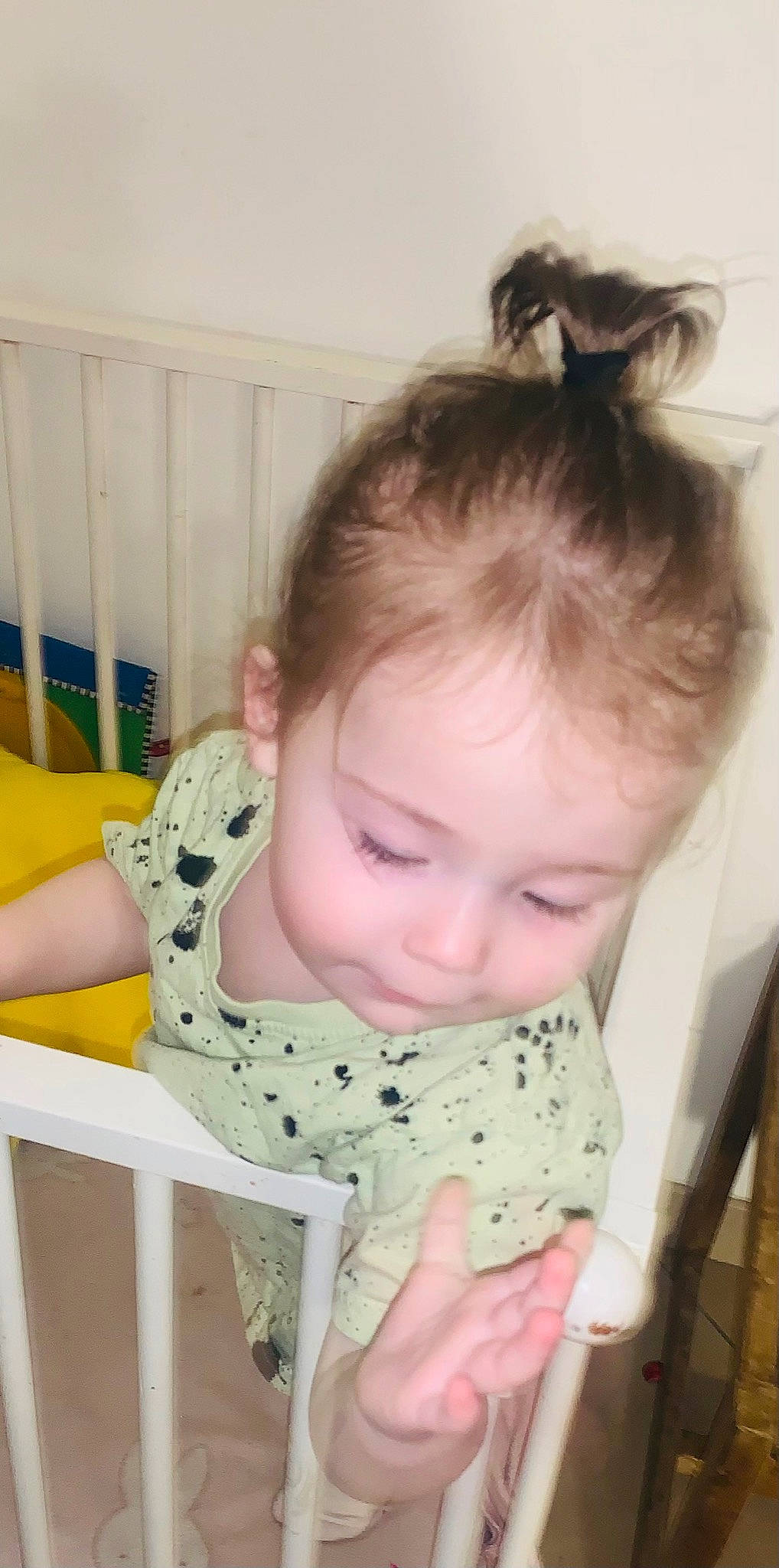 Mïa participe au concours pour gagner de l'argent avec cette photo : baby, baby_safety, baby_toddler_clothing, cheek, child, comfort, ear, eyelash, facial_expression, hairstyle, happy, head, iris, nose, pattern, person, product, sitting, skin, sleeve