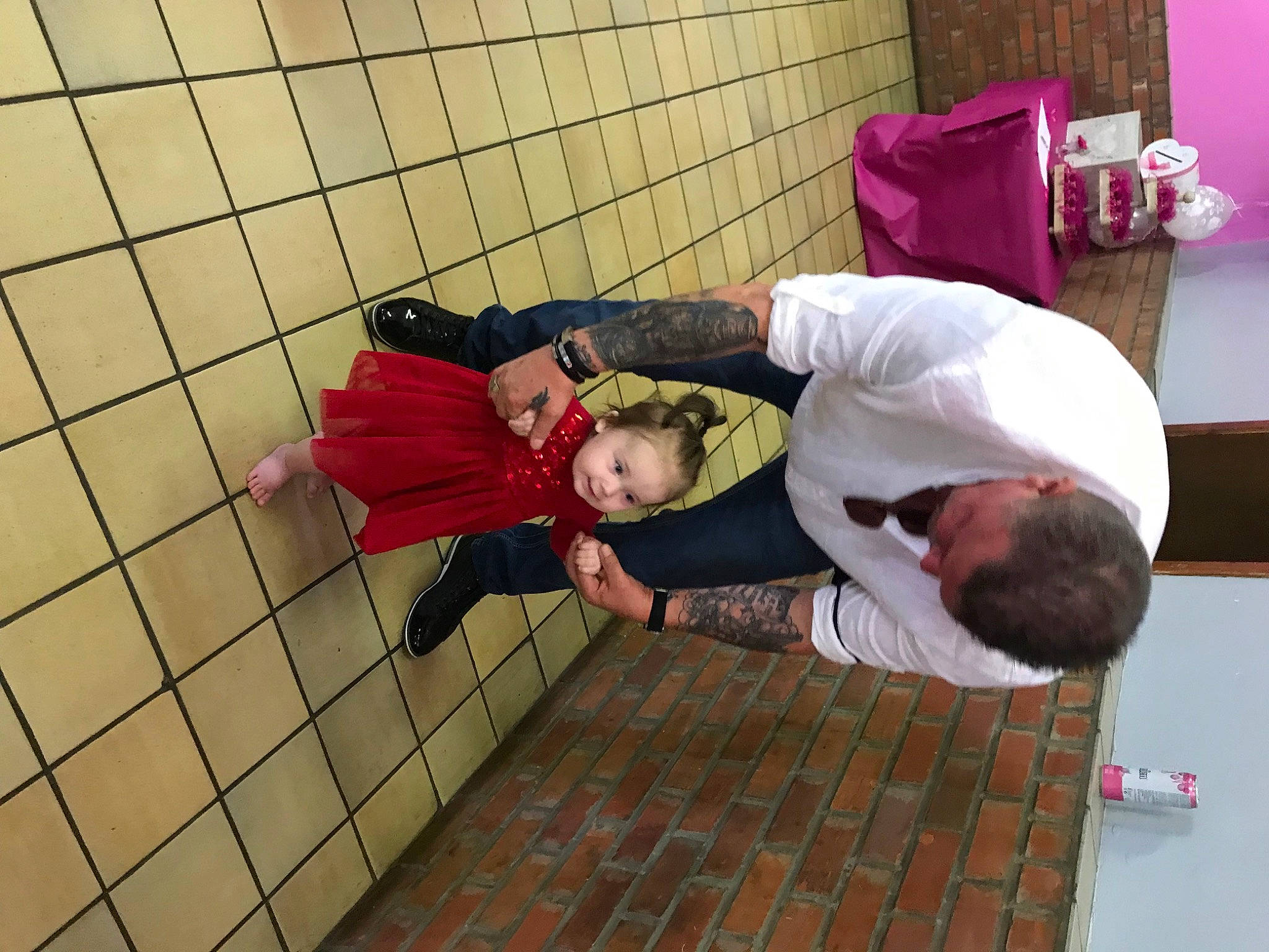 Mïa a rejoint le concours — aidez-le/la à gagner de superbes lots ! child, comfort, floor, flooring, fun, hardwood, leg, leisure, magenta, mammal, pattern, person, pink, room, tile, toddler, vertebrate, wood