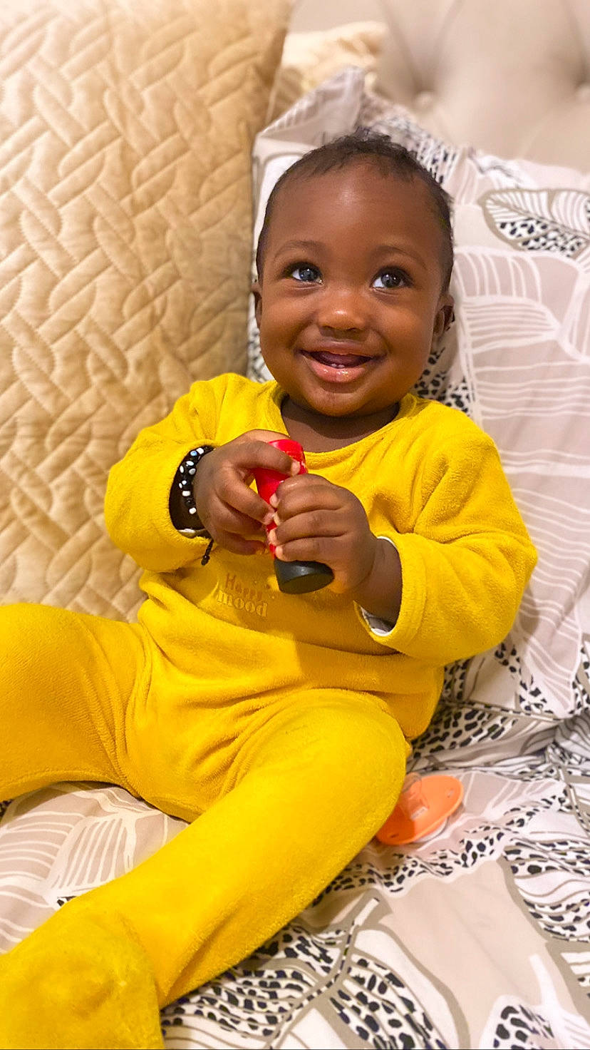 Maylone a rejoint le concours — aidez-le/la à gagner de superbes lots ! baby_toddler_clothing, chair, child, eye, finger, hair, hairstyle, happy, head, human_body, jewellery, joy, leisure, person, sitting, skin, sleeve, smile, t_shirt, thigh