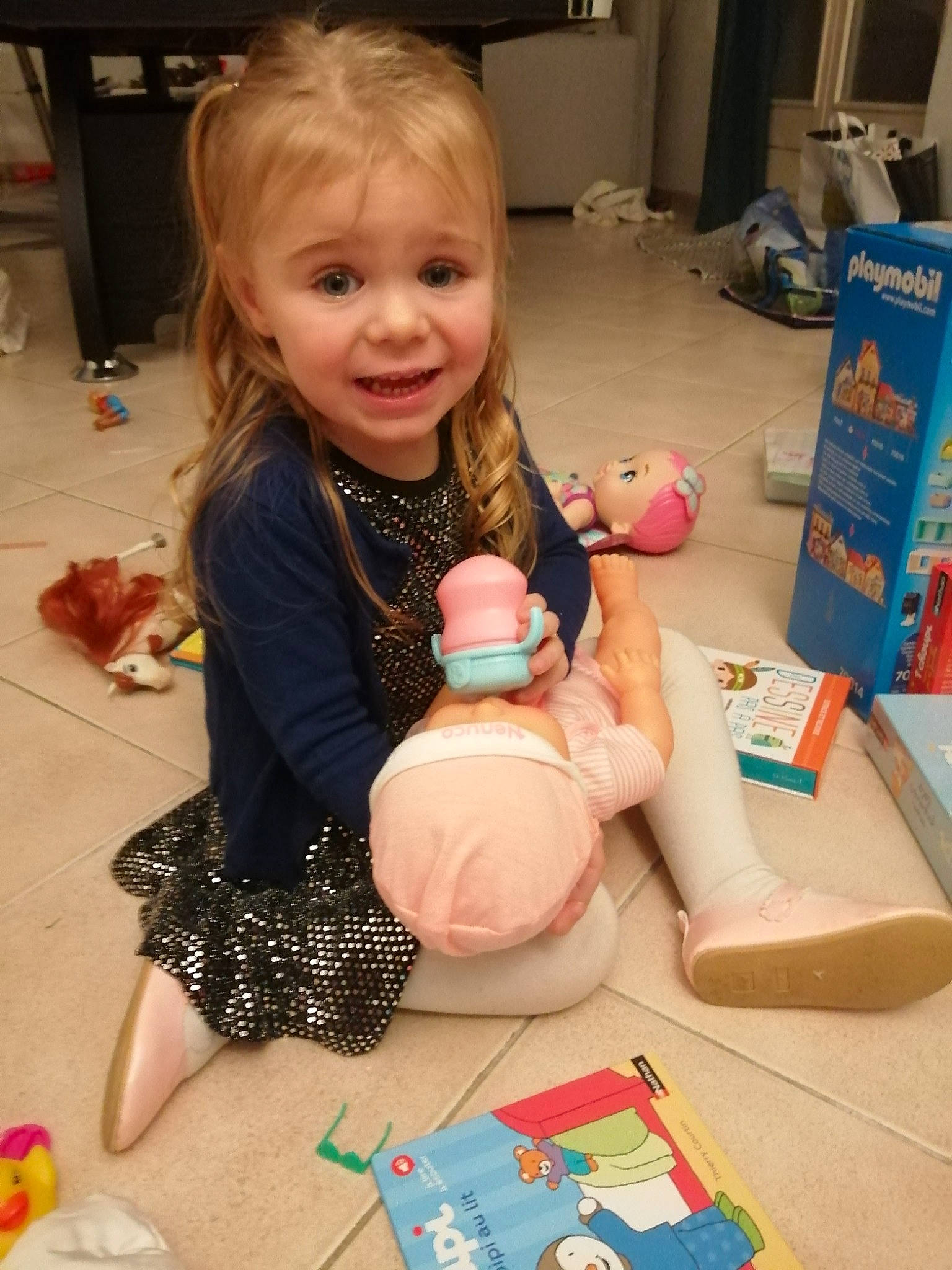 Lou a rejoint le concours — aidez-le/la à gagner de superbes lots ! baby, baby_toddler_clothing, beauty, cheek, child, floor, flooring, foot, fun, hairstyle, happy, person, pink, play, room, sitting, skin, smile, t_shirt, toddler