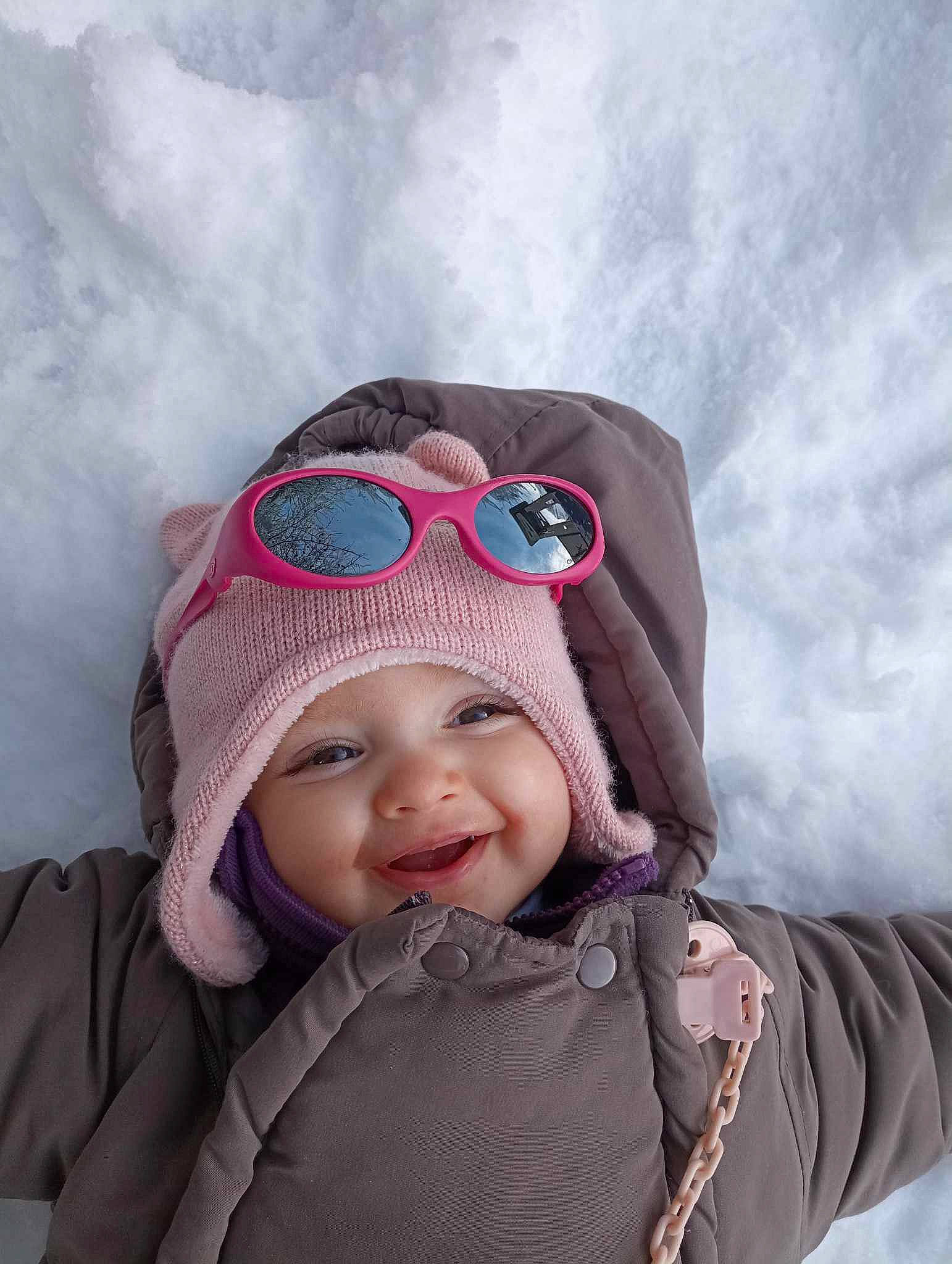Hilda a rejoint le concours — aidez-le/la à gagner de superbes lots ! cap, eye, eyewear, face, flash_photography, freezing, glasses, goggles, happy, headgear, headwear, outerwear, parka, person, personal_protective_equipment, plant, recreation, smile, snow, toddler