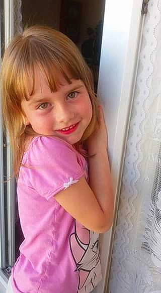 Clarice participe au concours pour gagner de l'argent avec cette photo : beauty, blond, brown_hair, cheek, child, child_model, chin, face, facial_expression, finger, hair, hair_coloring, hairstyle, joy, long_hair, person, photography, pink, shoulder, skin