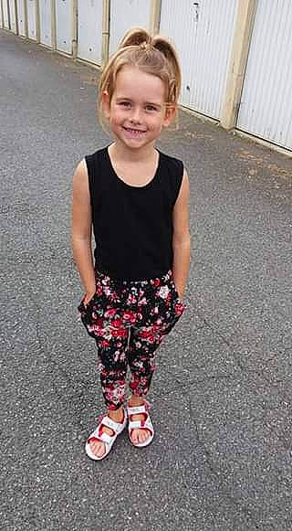 Clarice a rejoint le concours — aidez-le/la à gagner de superbes lots ! child, child_model, clothing, design, dress, footwear, joy, leggings, pattern, person, pink, play, shoe, shorts, sleeve, smile, sportswear, t_shirt, tights, toddler