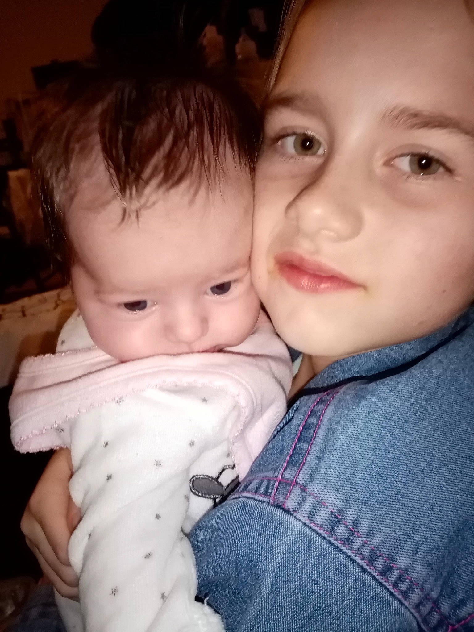 Clarice a rejoint le concours — aidez-le/la à gagner de superbes lots ! baby, beauty, cheek, child, chin, eye, face, forehead, fun, head, hug, interaction, iris, lip, mother, nose, people, person, skin, smile