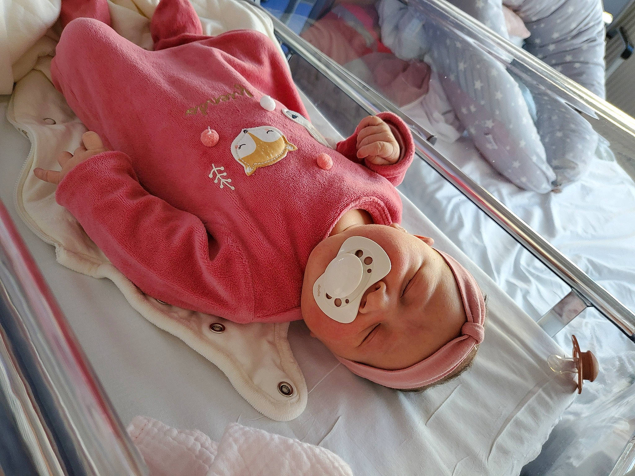 Maddie a rejoint le concours — aidez-le/la à gagner de superbes lots ! baby, baby_products, baby_toddler_clothing, carmine, child, comfort, dress, event, eyelash, flesh, headwear, linens, medical_equipment, medical_procedure, nail, peach, person, pink, room, service