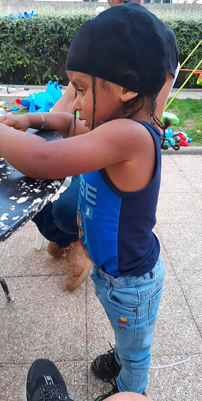 Djayann a rejoint le concours — aidez-le/la à gagner de superbes lots ! baseball_cap, belt, boats_and_boating_equipment_and_supplies, cap, child, denim, electric_blue, fashion_accessory, fun, human_leg, leisure, person, personal_protective_equipment, recreation, street_fashion, summer, t_shirt, thigh, toddler, trunk