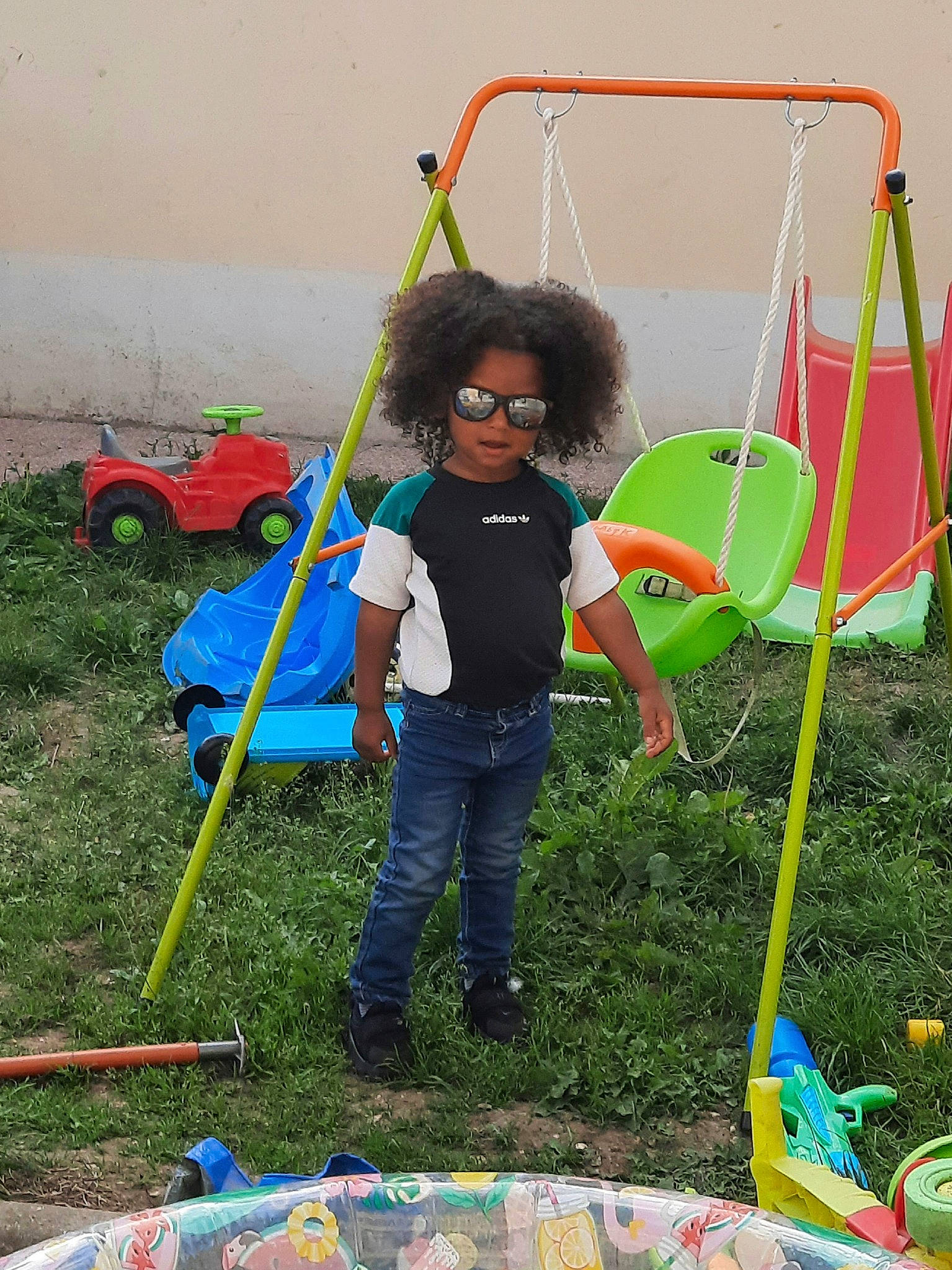 Djayann participe au concours pour gagner de l'argent avec cette photo : child, electric_blue, event, fun, grass, grassland, green, jeans, leisure, people_in_nature, person, photograph, plant, play, pole, recreation, shorts, summer, t_shirt, toddler
