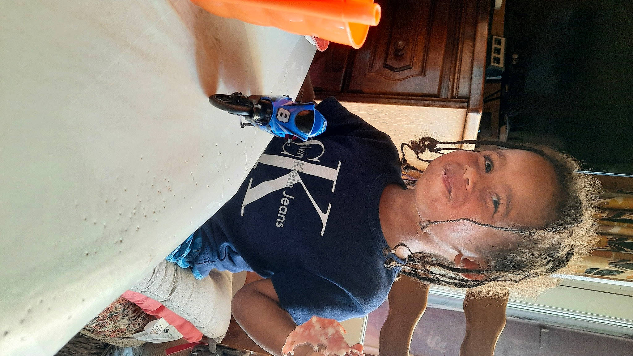 Djayann a rejoint le concours — aidez-le/la à gagner de superbes lots ! abdomen, chest, elbow, electric_blue, eyewear, fun, human_leg, knee, leisure, machine, person, personal_protective_equipment, recreation, shorts, smile, sportswear, t_shirt, thigh, trunk, waist