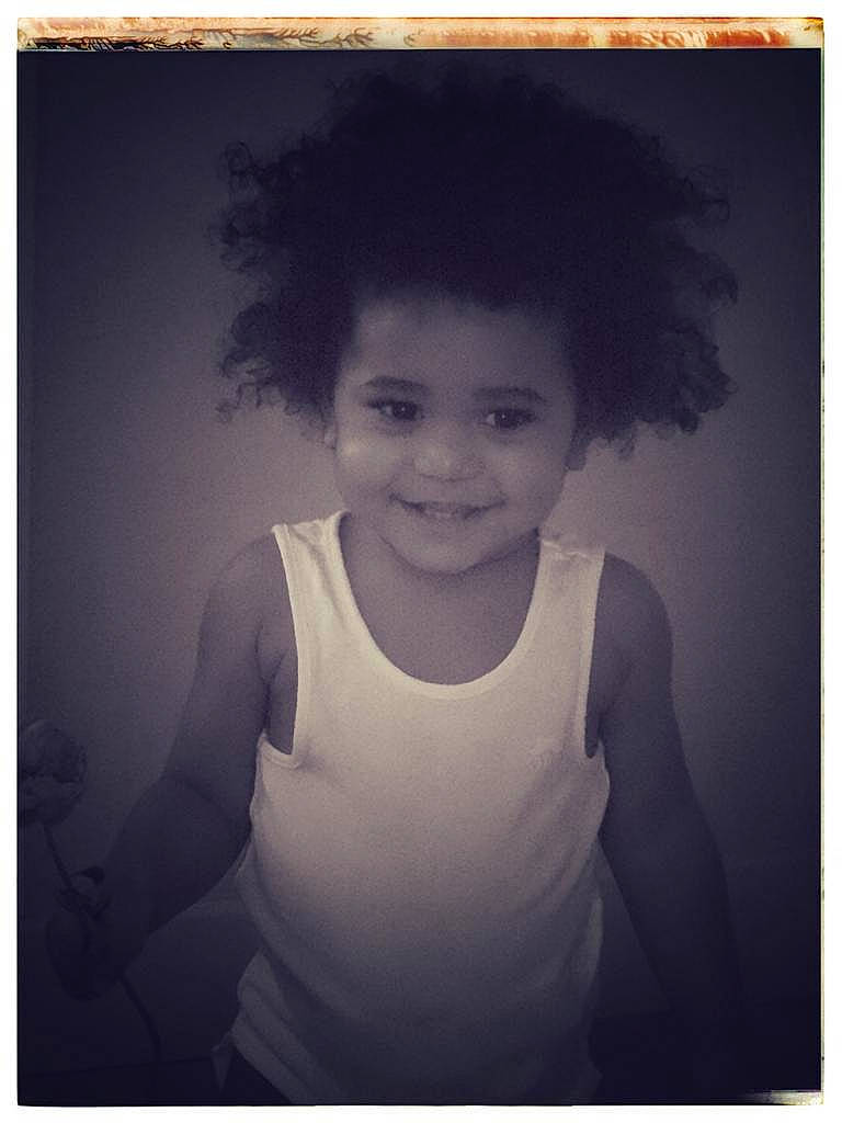 Eden participe au concours pour gagner de l'argent avec cette photo : afro, art, bangs, chest, eye, eyebrow, face, flash_photography, fun, happy, jaw, joy, monochrome, monochrome_photography, person, smile, t_shirt, tints_and_shades, trunk, vest