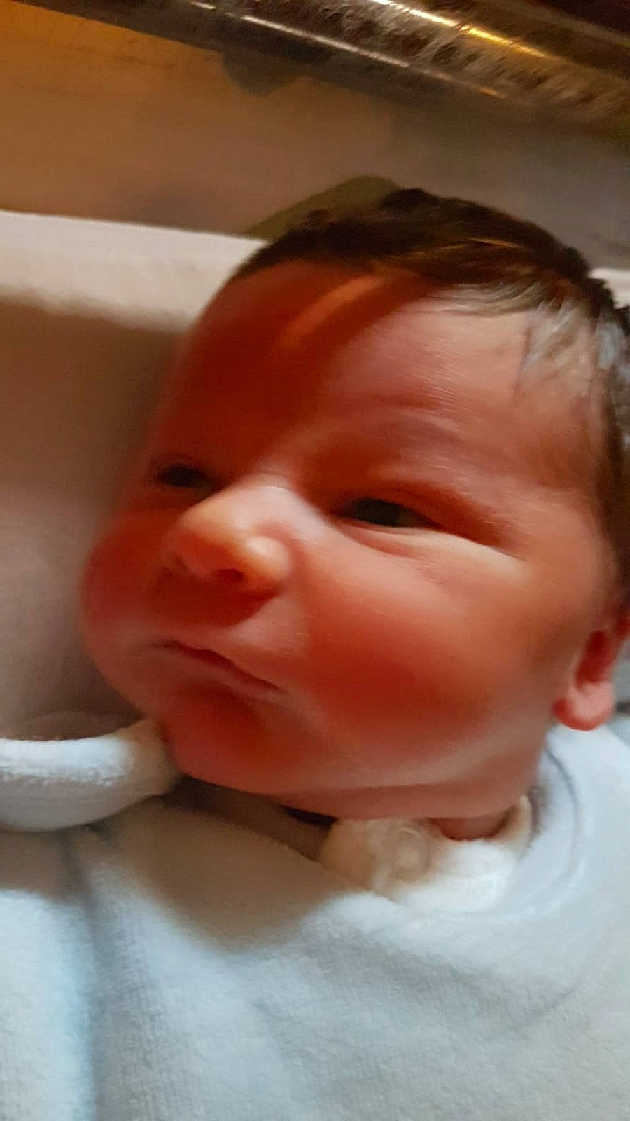 Raphaël participe au concours pour gagner de l'argent avec cette photo : baby, bathtub, cheek, comfort, ear, eyebrow, eyelash, finger, fun, happy, iris, jaw, lip, mouth, neck, nose, person, skin, smile, thumb