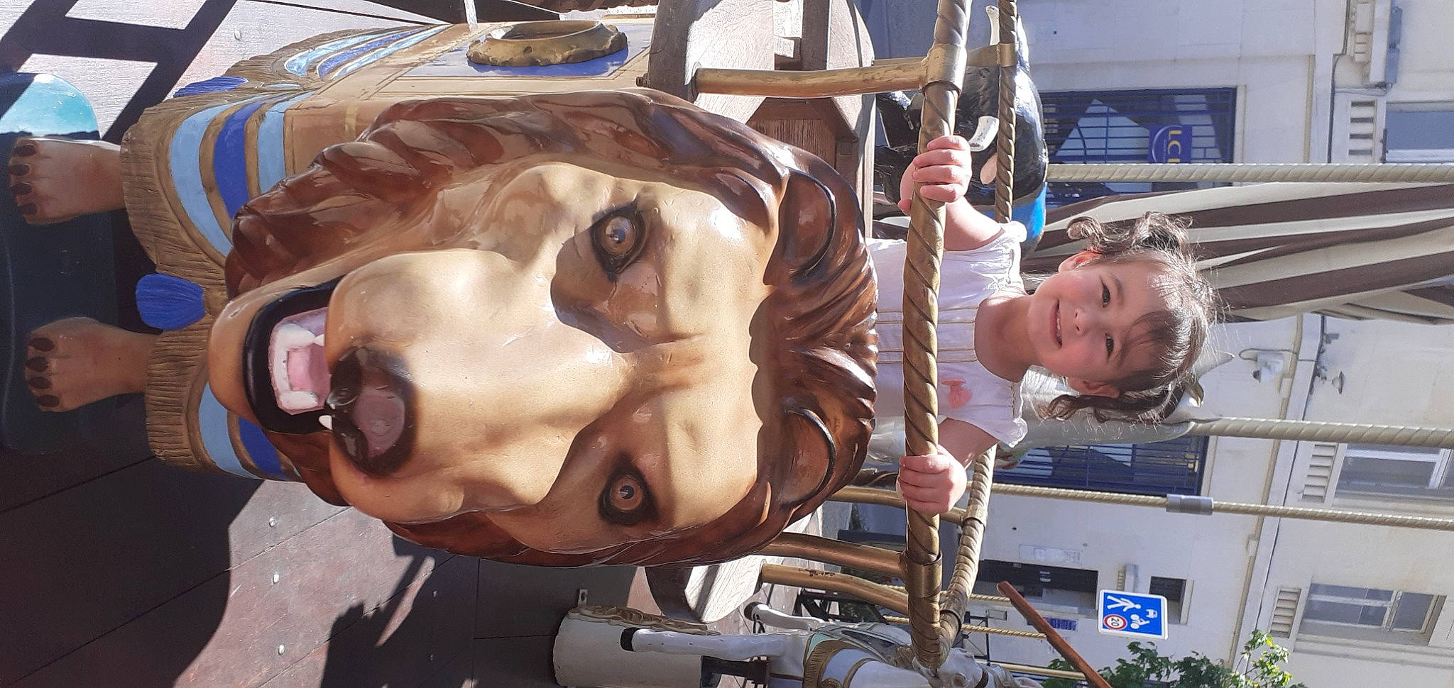 Eleanor participe au concours pour gagner de l'argent avec cette photo : amusement_ride, art, artist, auto_part, carousel, chest, chin, cool, eyewear, fun, hairstyle, joy, leisure, machine, nonbuilding_structure, people, person, personal_protective_equipment, recreation, sculpture