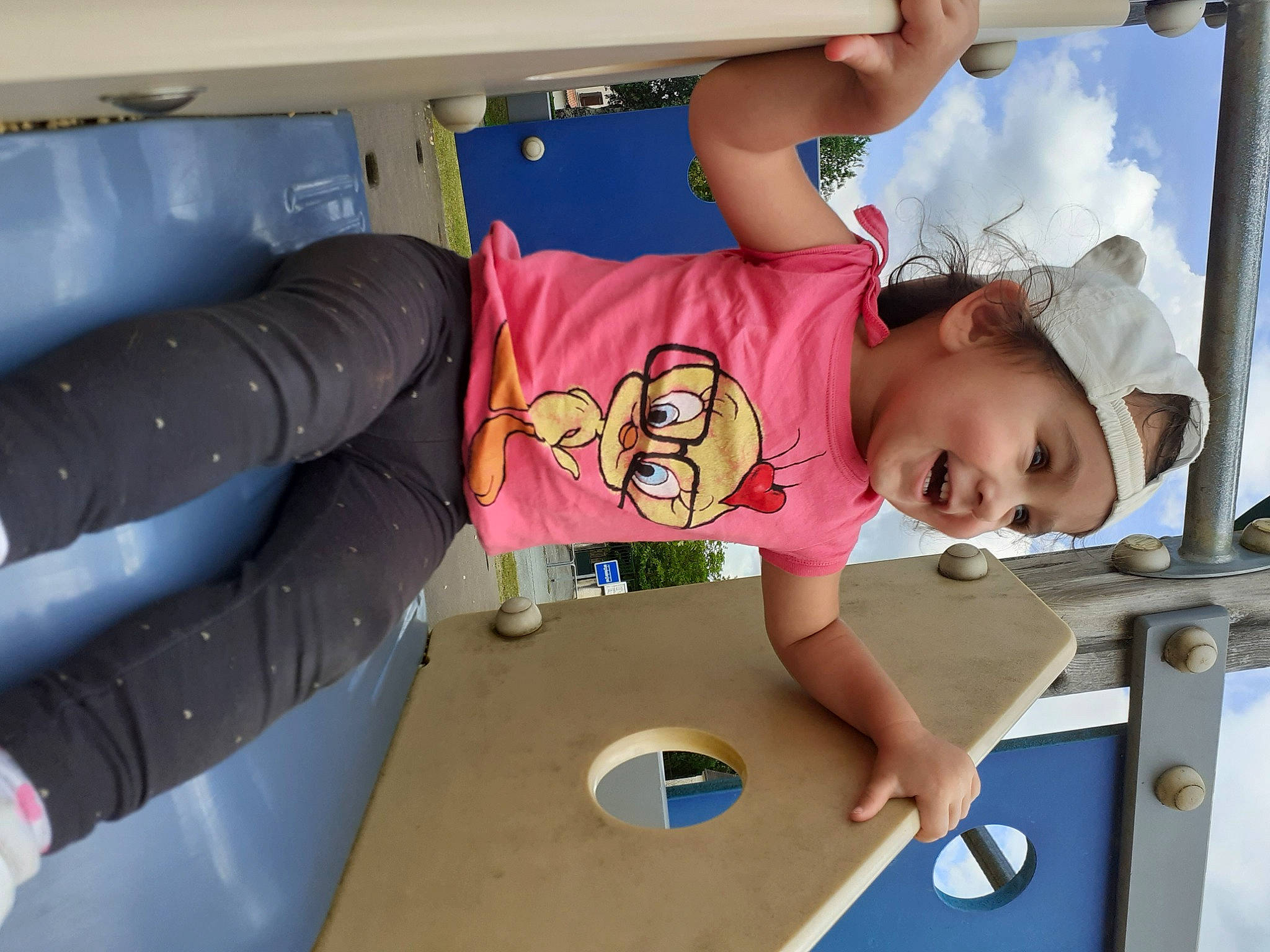 Eleanor participe au concours pour gagner de l'argent avec cette photo : baby_toddler_clothing, car_seat, child, cloud, comfort, family_car, fun, happy, headwear, joy, leisure, luxury_vehicle, person, play, recreation, room, shorts, sleeve, t_shirt, thigh