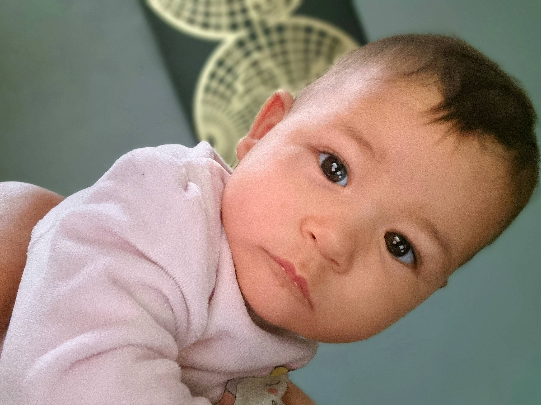 Maya a rejoint le concours — aidez-le/la à gagner de superbes lots ! baby, baby_making_funny_faces, baby_products, baby_toddler_clothing, cheek, child, comfort, eyebrow, eyelash, happy, home_appliance, iris, mechanical_fan, no_expression, nose, person, portrait_photography, skin, sleeve, thumb