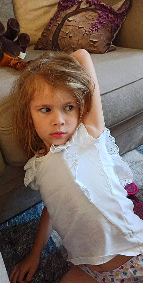 Jade a rejoint le concours — aidez-le/la à gagner de superbes lots ! bangs, brown_hair, comfort, couch, eyebrow, eyelash, flash_photography, flooring, formal_wear, happy, human_leg, iris, neck, person, shoulder, sitting, skin, sleeve, toddler, tree