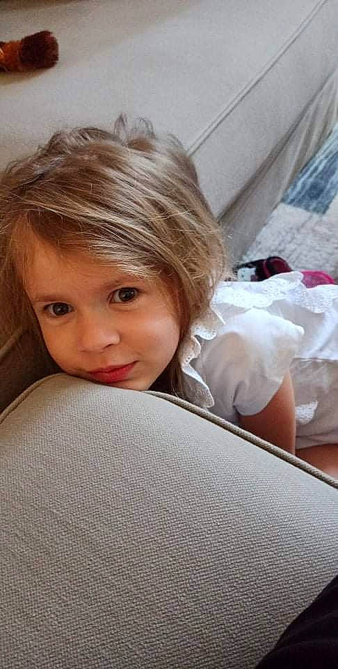 Jade participe au concours pour gagner de l'argent avec cette photo : blond, brown_hair, car_seat, child, chin, comfort, eye, eyebrow, eyelash, face, flash_photography, happy, human_leg, lip, nose, person, skin, smile, toddler, window