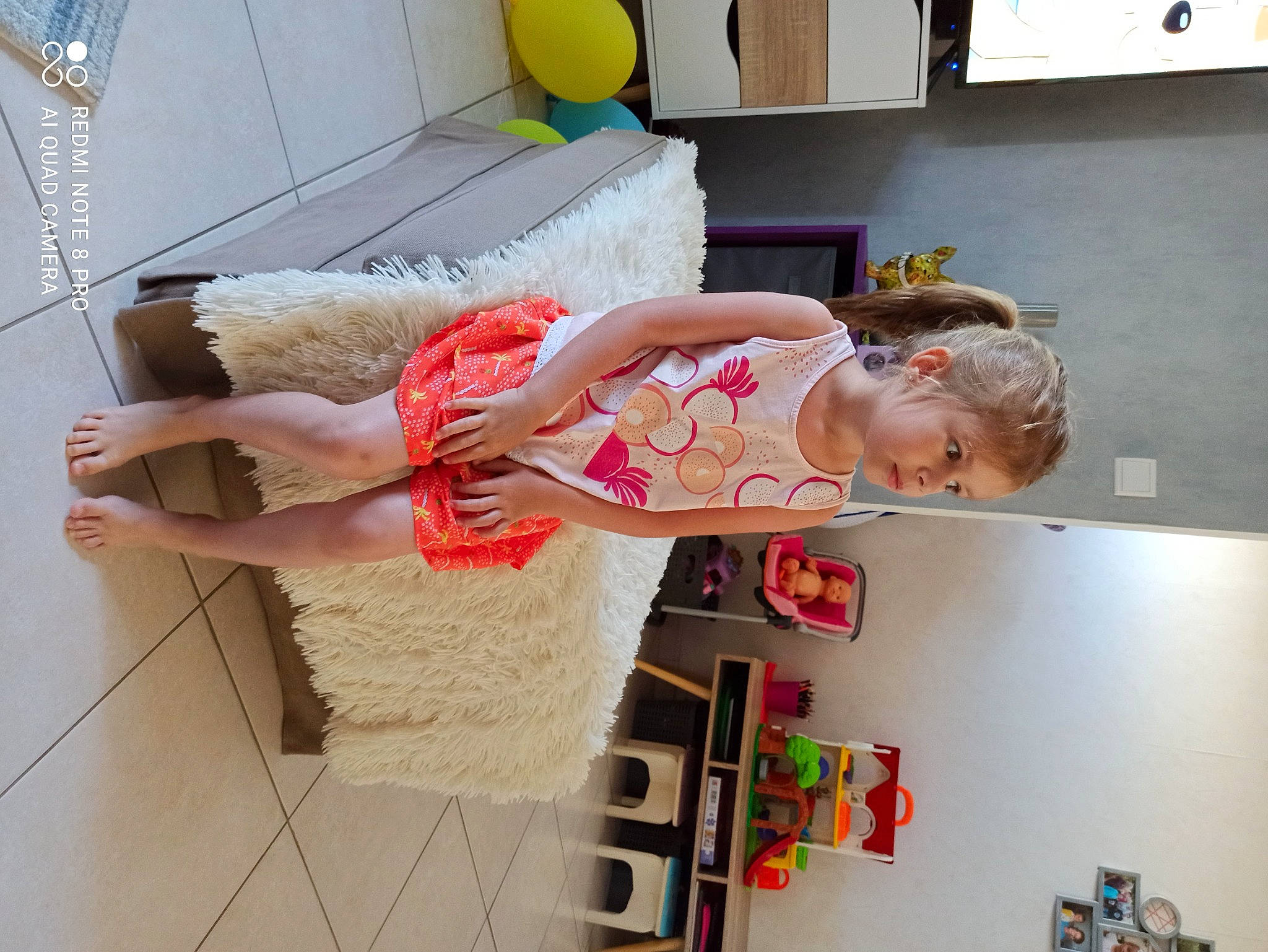 Jade a rejoint le concours — aidez-le/la à gagner de superbes lots ! balloon, child, dress, fashion_design, finger, flooring, fun, happy, house, human_leg, magenta, peach, person, pink, room, shelf, shelving, smile, thigh, toddler