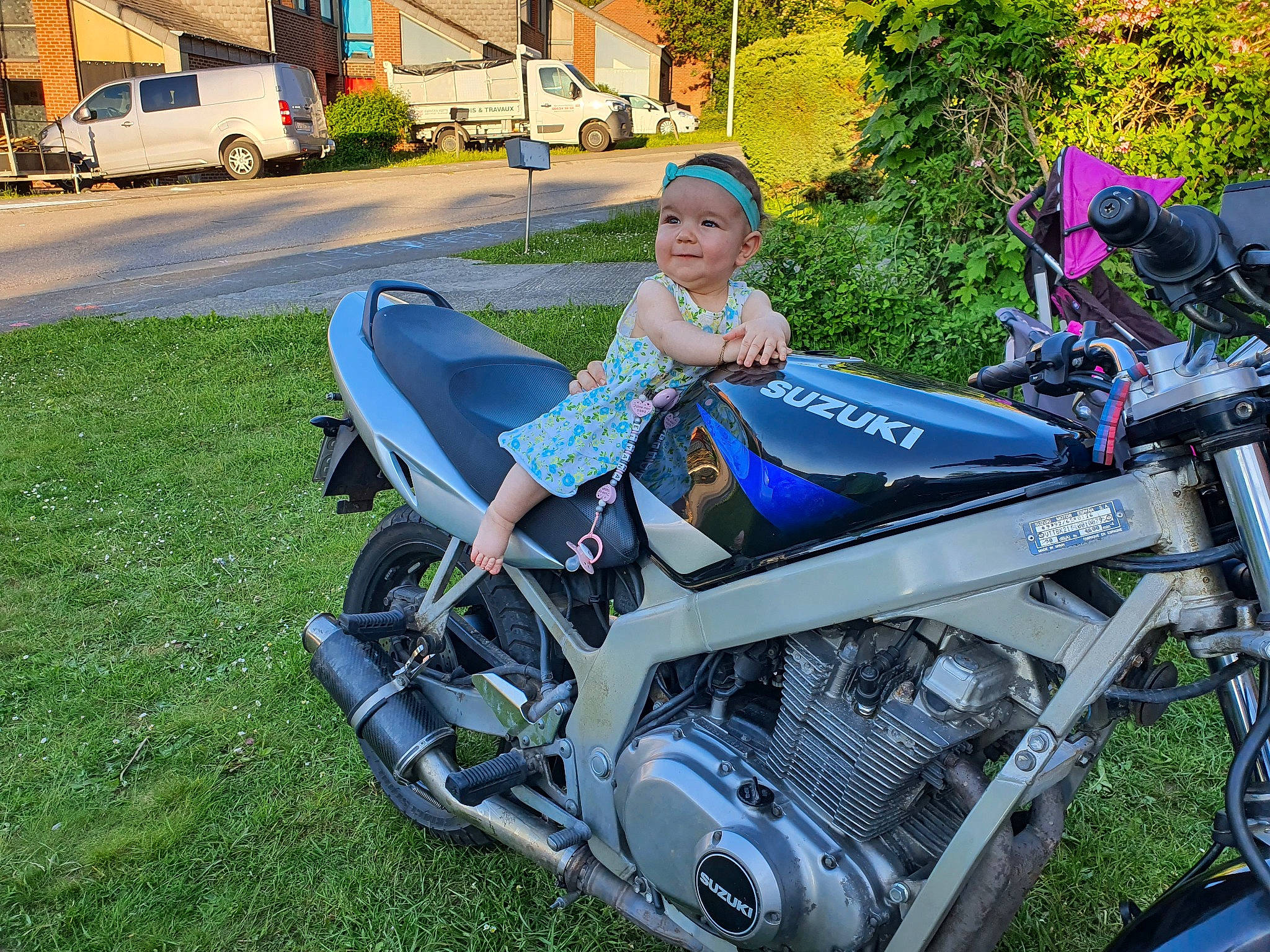 Elyana participe au concours pour gagner de l'argent avec cette photo : alloy_wheel, automotive_design, automotive_exhaust, automotive_exterior, automotive_lighting, automotive_tire, automotive_wheel_system, fender, fuel_tank, grass, headlamp, headwear, joy, land_vehicle, motor_vehicle, person, plant, tire, tread, tree