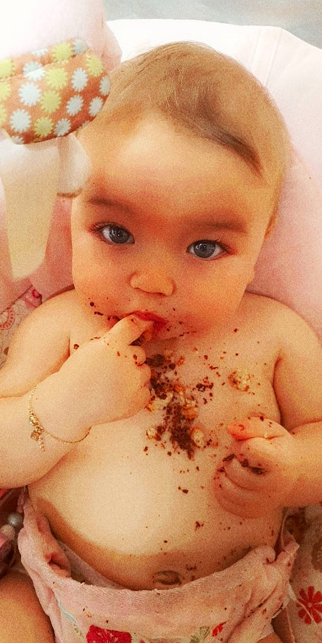 Elyana a rejoint le concours — aidez-le/la à gagner de superbes lots ! arm, cheek, chin, ear, eye, eyelash, face, hand, happy, human_body, iris, jaw, lip, mouth, muscle, neck, nose, organ, person, skin