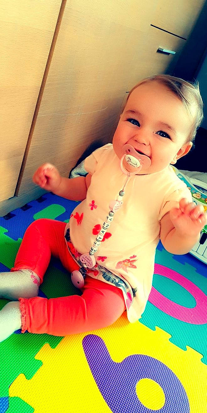 Elyana participe au concours pour gagner de l'argent avec cette photo : baby, baby_toddler_clothing, blue, cheek, facial_expression, finger, hand, happy, human_body, knee, leg, mouth, muscle, person, pink, skin, smile, thigh, thumb, toddler