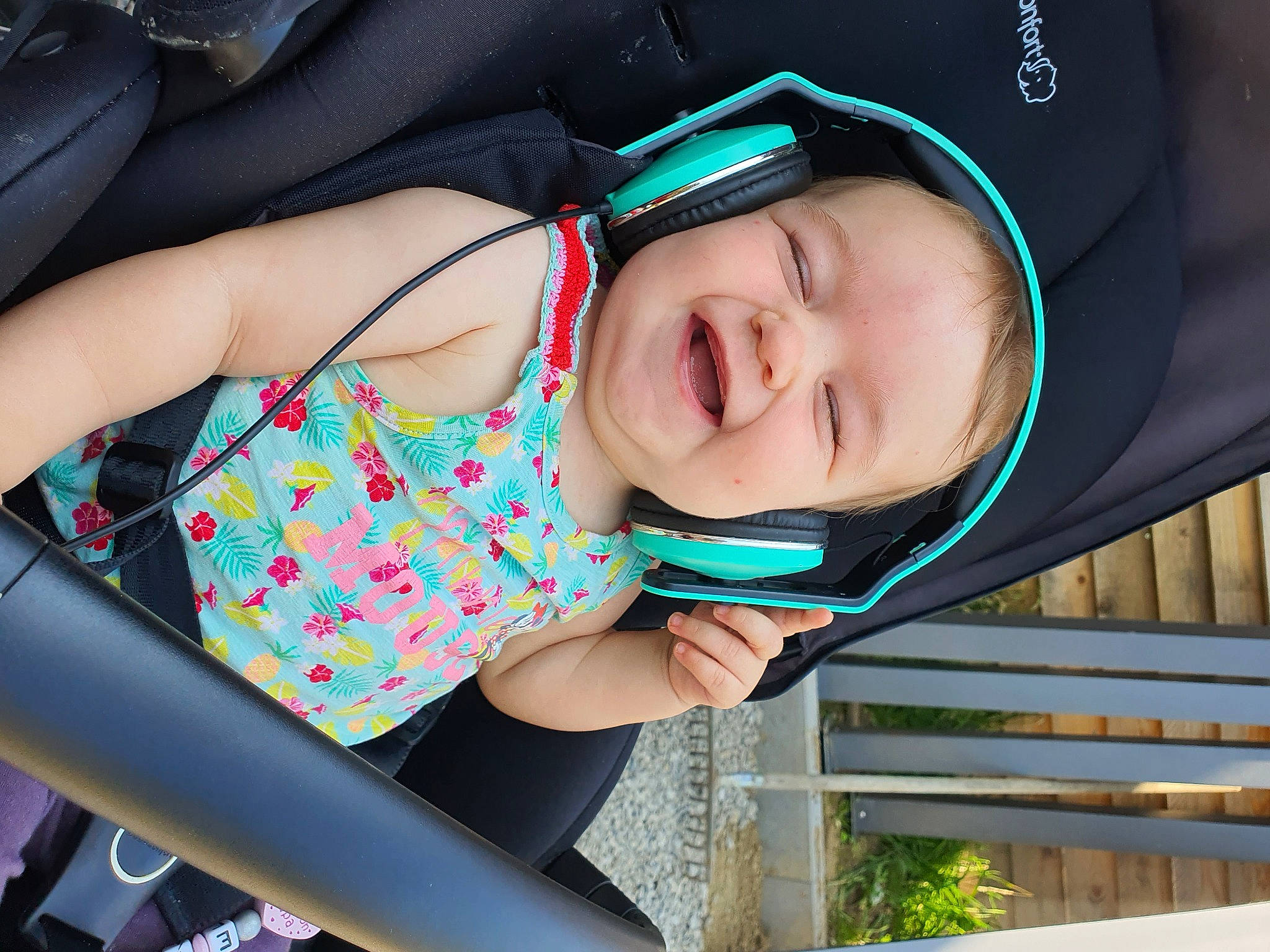 Elyana participe au concours pour gagner de l'argent avec cette photo : comfort, cool, electric_blue, eyewear, fashion_accessory, fun, grass, happy, human_leg, knee, leisure, pattern, person, photograph, pink, recreation, smile, snapshot, thigh, toddler