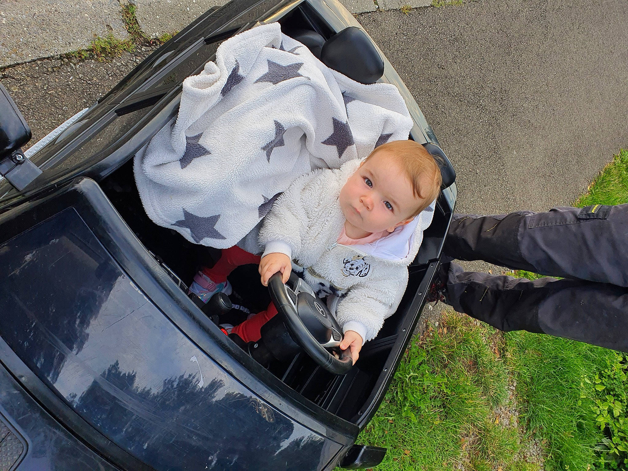 Elyana a rejoint le concours — aidez-le/la à gagner de superbes lots ! automotive_design, automotive_exterior, automotive_lighting, baby, baby_carriage, bumper, car, comfort, grass, hood, leaf, motor_vehicle, person, plant, tints_and_shades, toddler, tree, trunk, vehicle, vehicle_door