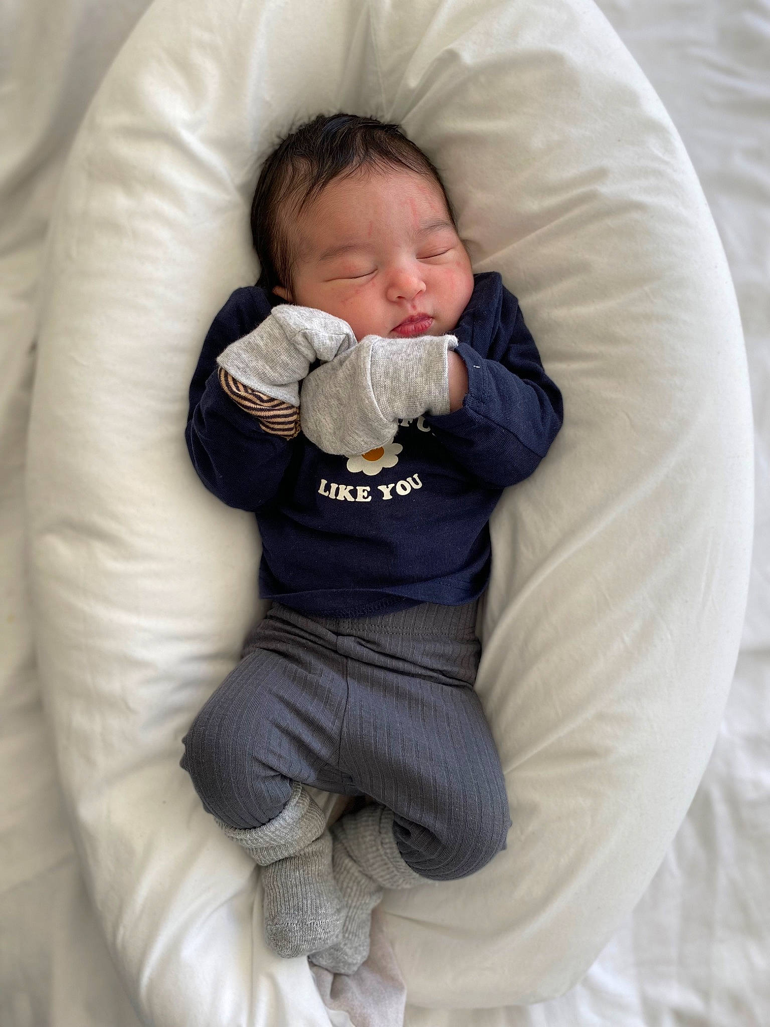 Nacera a rejoint le concours — aidez-le/la à gagner de superbes lots ! baby, baby_products, baby_sleeping, baby_toddler_clothing, bean_bag, child, comfort, eye, fun, head, human_body, lap, leg, linens, nap, person, play, sitting, sleep, sleeve